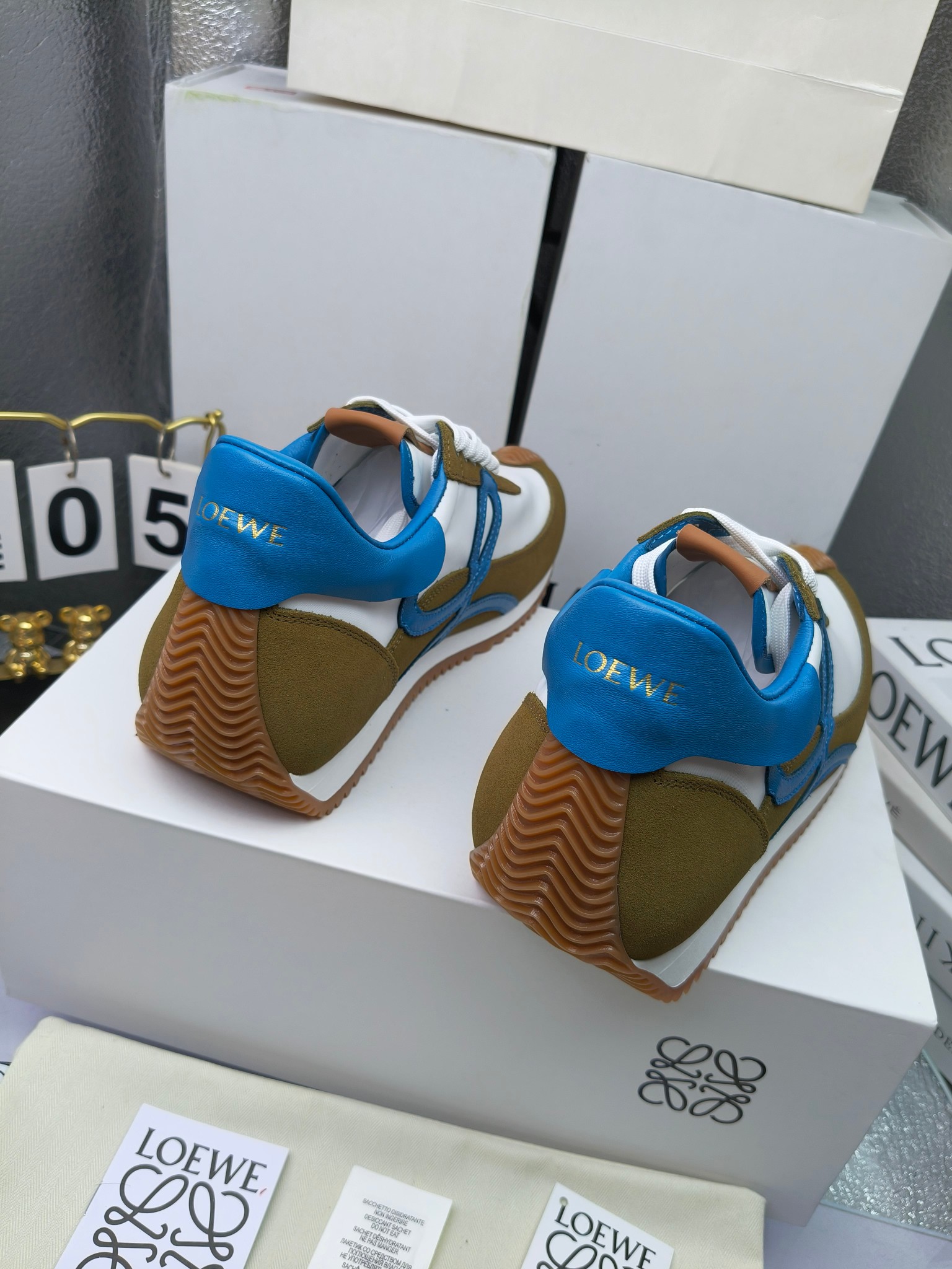 LOEWE
罗意威2023SS新款运动休闲鞋，
出220      套码大小订单私聊
易威阿甘鞋，情侣款德训鞋，运动无止境，设计大胆奢华，时尚工艺与运动精神融合创造出一款完美艺术单品⚠️
太美太好看太好穿太舒服了💕💕鞋子很轻便，逛街暴走零压力，配裙子裤子都非常百搭
国外购原板1：1开发，皮革，绒面，丝绸3种材料拼接撞色，LOEWE标志性草书字样L与鞋身完美融合，
多种颜色的拼接，给人一种强烈的视觉冲击，异常吸睛，鞋身整体线条优美，大底超软耐磨
💚鞋面采用牛反绒➕原版布料
💚舒适羊皮内里、水染牛皮垫脚
💚码数：女码35-42（41.42订做）
                 男码38-46（38.45.46订做）
