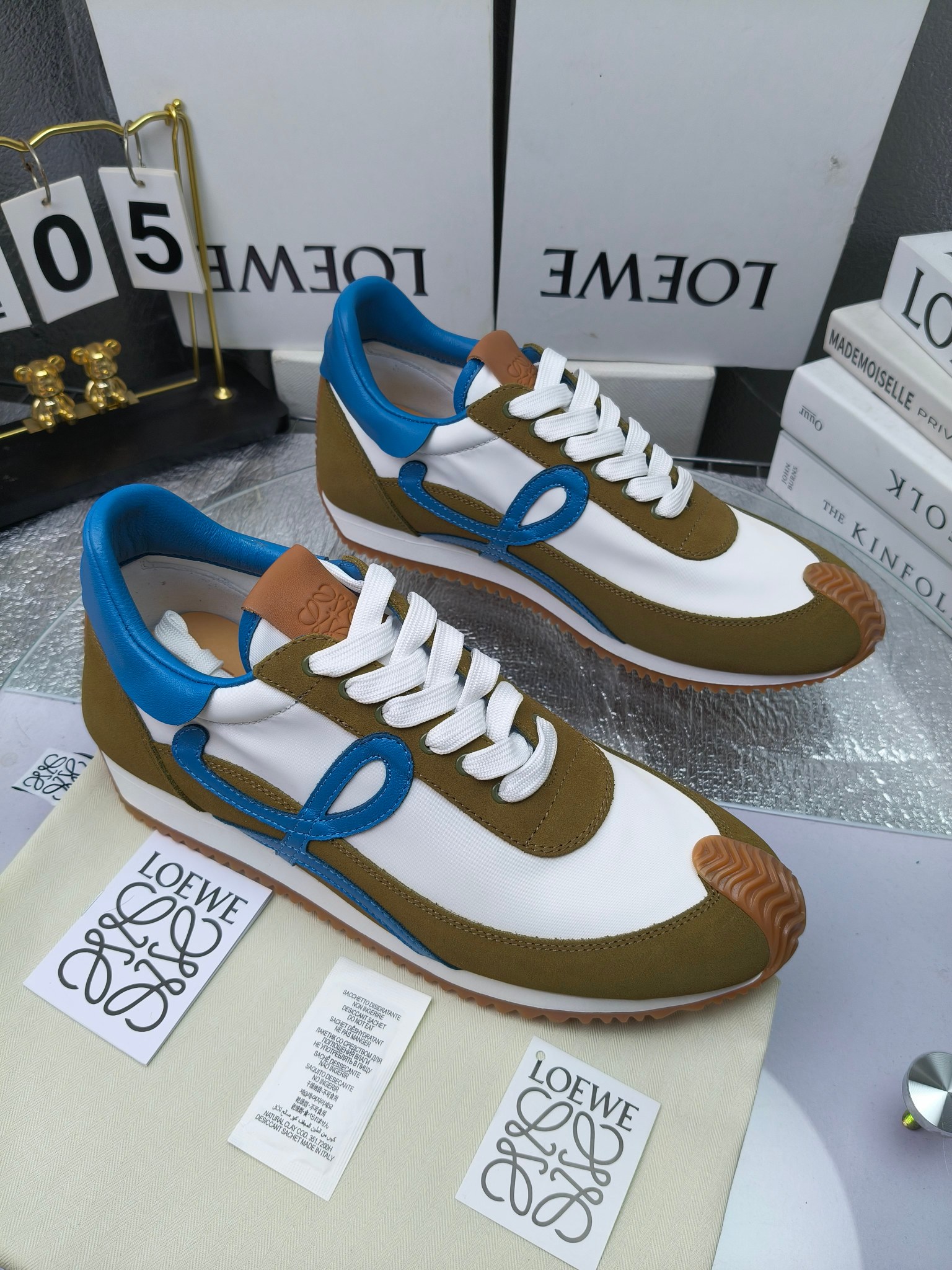 LOEWE
罗意威2023SS新款运动休闲鞋，
出220      套码大小订单私聊
易威阿甘鞋，情侣款德训鞋，运动无止境，设计大胆奢华，时尚工艺与运动精神融合创造出一款完美艺术单品⚠️
太美太好看太好穿太舒服了💕💕鞋子很轻便，逛街暴走零压力，配裙子裤子都非常百搭
国外购原板1：1开发，皮革，绒面，丝绸3种材料拼接撞色，LOEWE标志性草书字样L与鞋身完美融合，
多种颜色的拼接，给人一种强烈的视觉冲击，异常吸睛，鞋身整体线条优美，大底超软耐磨
💚鞋面采用牛反绒➕原版布料
💚舒适羊皮内里、水染牛皮垫脚
💚码数：女码35-42（41.42订做）
                 男码38-46（38.45.46订做）
