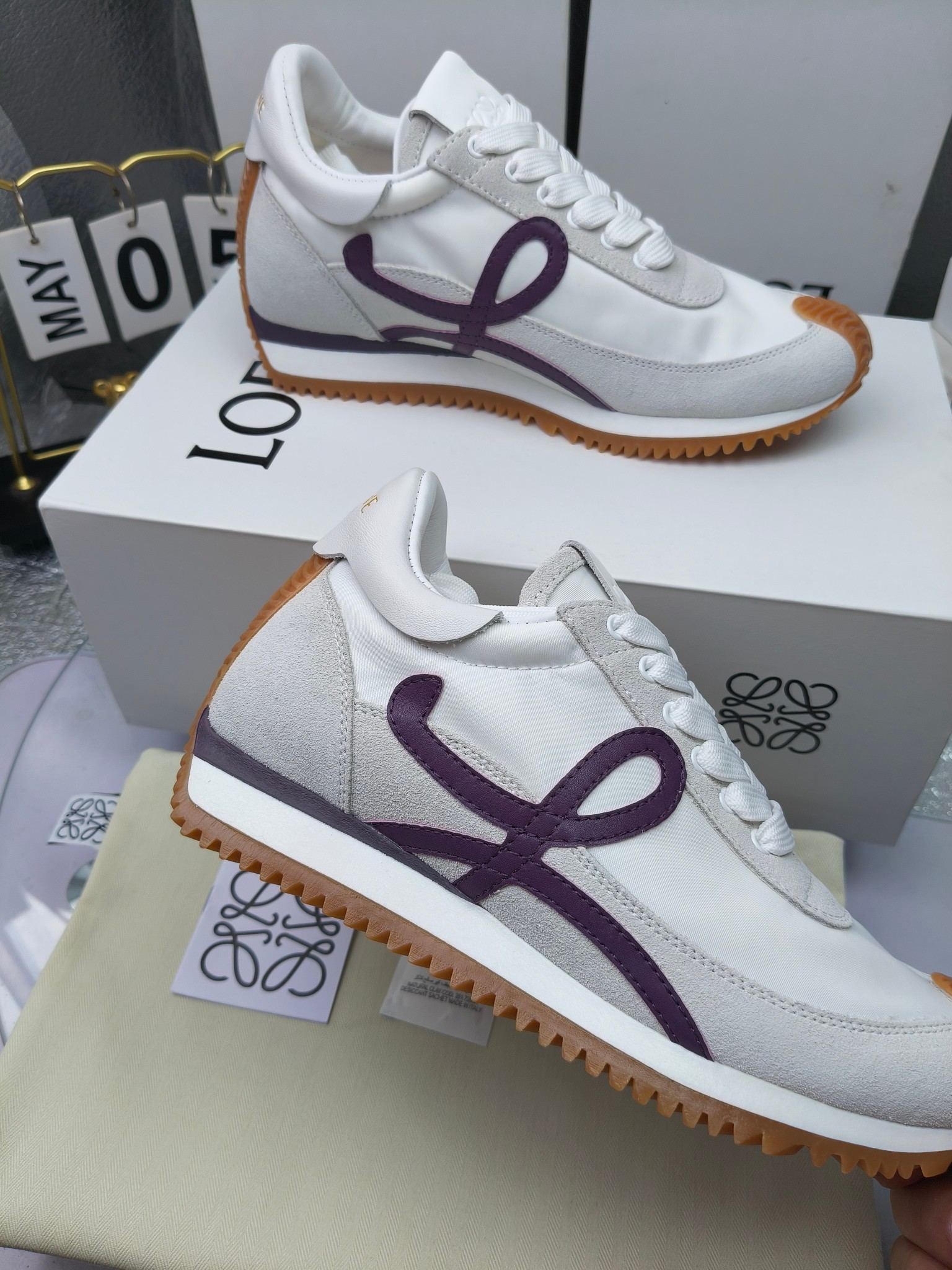 LOEWE
罗意威2023SS新款运动休闲鞋，
出220      套码大小订单私聊
易威阿甘鞋，情侣款德训鞋，运动无止境，设计大胆奢华，时尚工艺与运动精神融合创造出一款完美艺术单品⚠️
太美太好看太好穿太舒服了💕💕鞋子很轻便，逛街暴走零压力，配裙子裤子都非常百搭
国外购原板1：1开发，皮革，绒面，丝绸3种材料拼接撞色，LOEWE标志性草书字样L与鞋身完美融合，
多种颜色的拼接，给人一种强烈的视觉冲击，异常吸睛，鞋身整体线条优美，大底超软耐磨
💚鞋面采用牛反绒➕原版布料
💚舒适羊皮内里、水染牛皮垫脚
💚码数：女码35-42（41.42订做）
                 男码38-46（38.45.46订做）
