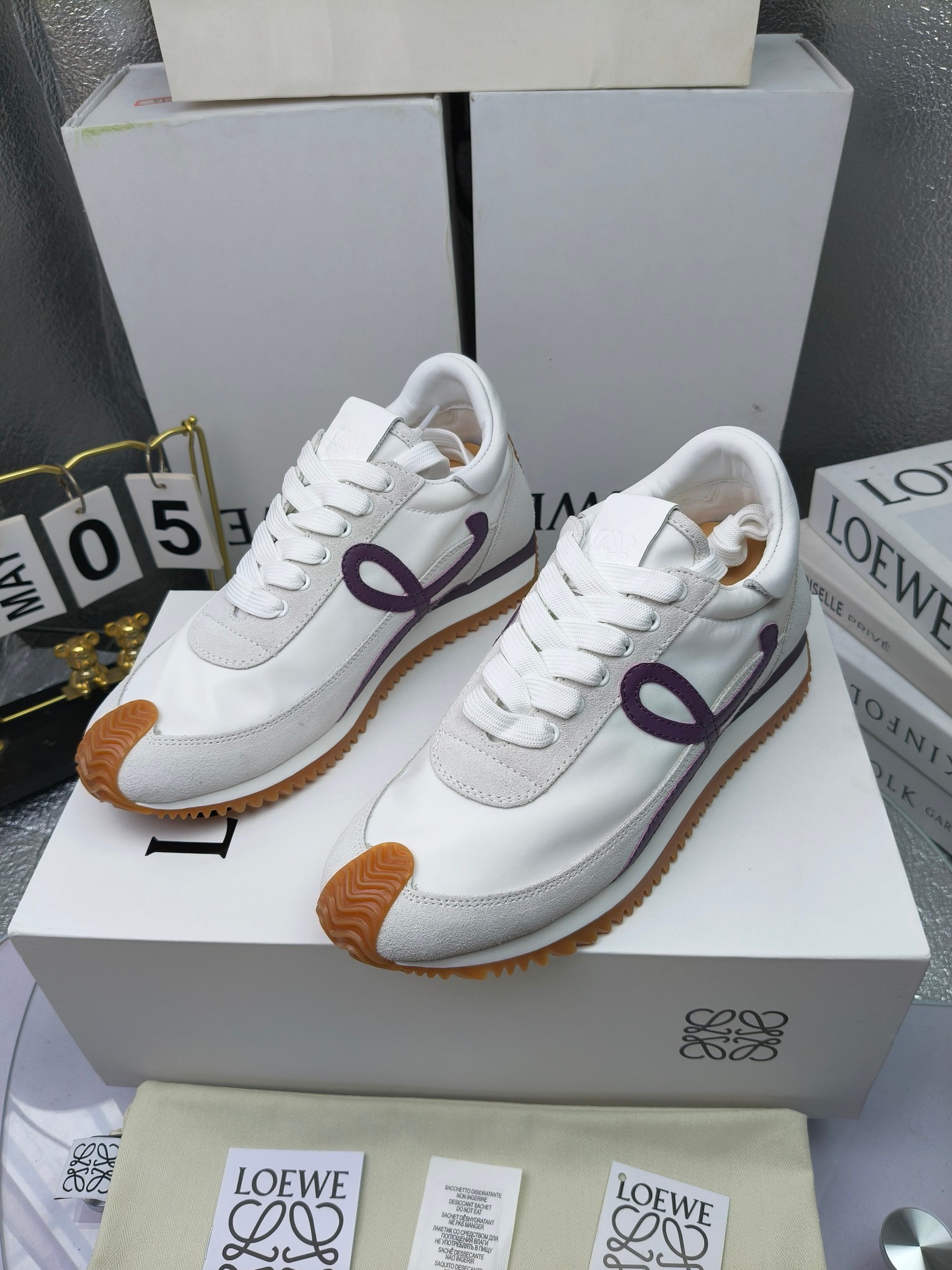 LOEWE
罗意威2023SS新款运动休闲鞋，
出220      套码大小订单私聊
易威阿甘鞋，情侣款德训鞋，运动无止境，设计大胆奢华，时尚工艺与运动精神融合创造出一款完美艺术单品⚠️
太美太好看太好穿太舒服了💕💕鞋子很轻便，逛街暴走零压力，配裙子裤子都非常百搭
国外购原板1：1开发，皮革，绒面，丝绸3种材料拼接撞色，LOEWE标志性草书字样L与鞋身完美融合，
多种颜色的拼接，给人一种强烈的视觉冲击，异常吸睛，鞋身整体线条优美，大底超软耐磨
💚鞋面采用牛反绒➕原版布料
💚舒适羊皮内里、水染牛皮垫脚
💚码数：女码35-42（41.42订做）
                 男码38-46（38.45.46订做）

