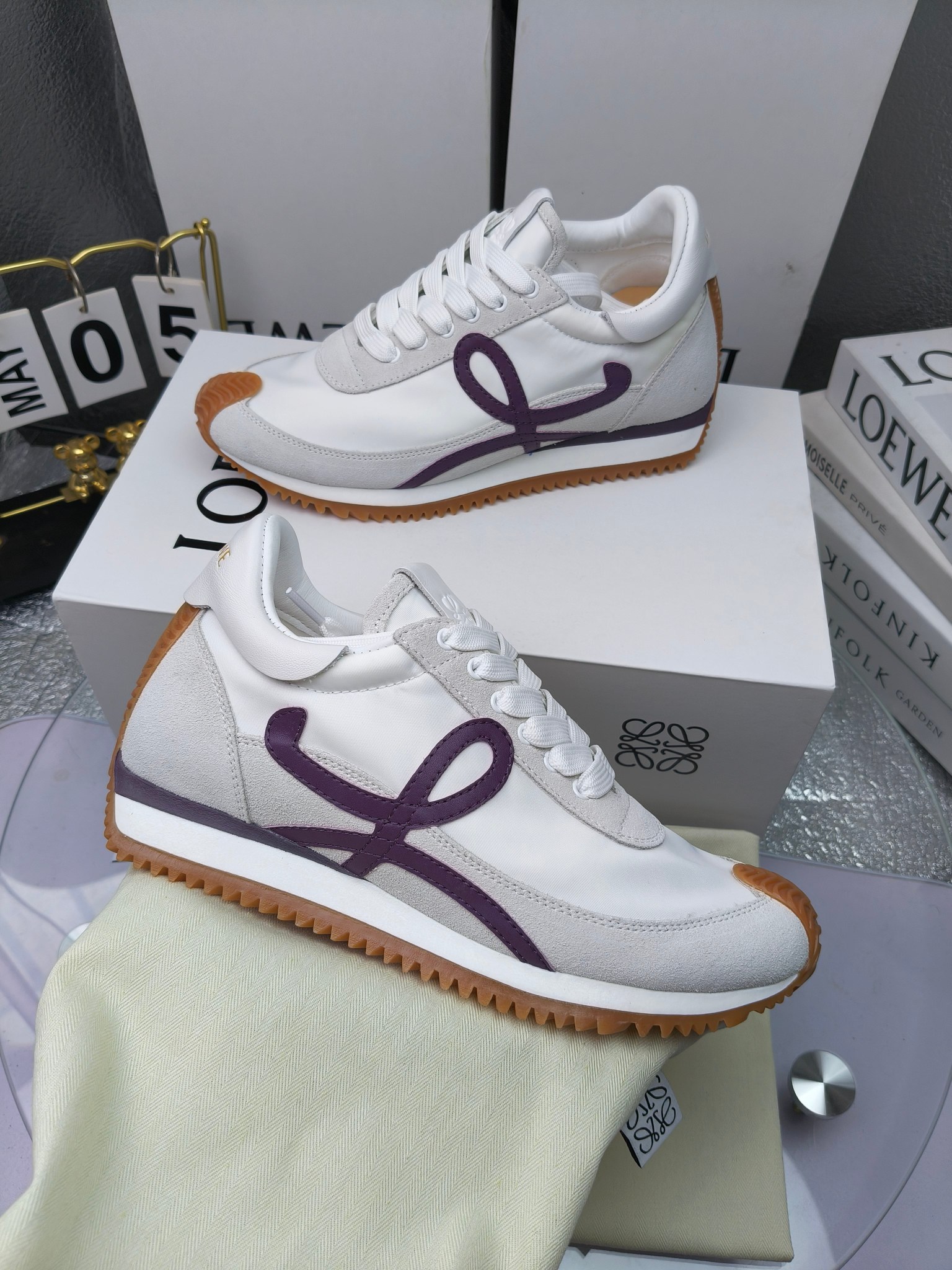 LOEWE
罗意威2023SS新款运动休闲鞋，
出220      套码大小订单私聊
易威阿甘鞋，情侣款德训鞋，运动无止境，设计大胆奢华，时尚工艺与运动精神融合创造出一款完美艺术单品⚠️
太美太好看太好穿太舒服了💕💕鞋子很轻便，逛街暴走零压力，配裙子裤子都非常百搭
国外购原板1：1开发，皮革，绒面，丝绸3种材料拼接撞色，LOEWE标志性草书字样L与鞋身完美融合，
多种颜色的拼接，给人一种强烈的视觉冲击，异常吸睛，鞋身整体线条优美，大底超软耐磨
💚鞋面采用牛反绒➕原版布料
💚舒适羊皮内里、水染牛皮垫脚
💚码数：女码35-42（41.42订做）
                 男码38-46（38.45.46订做）

