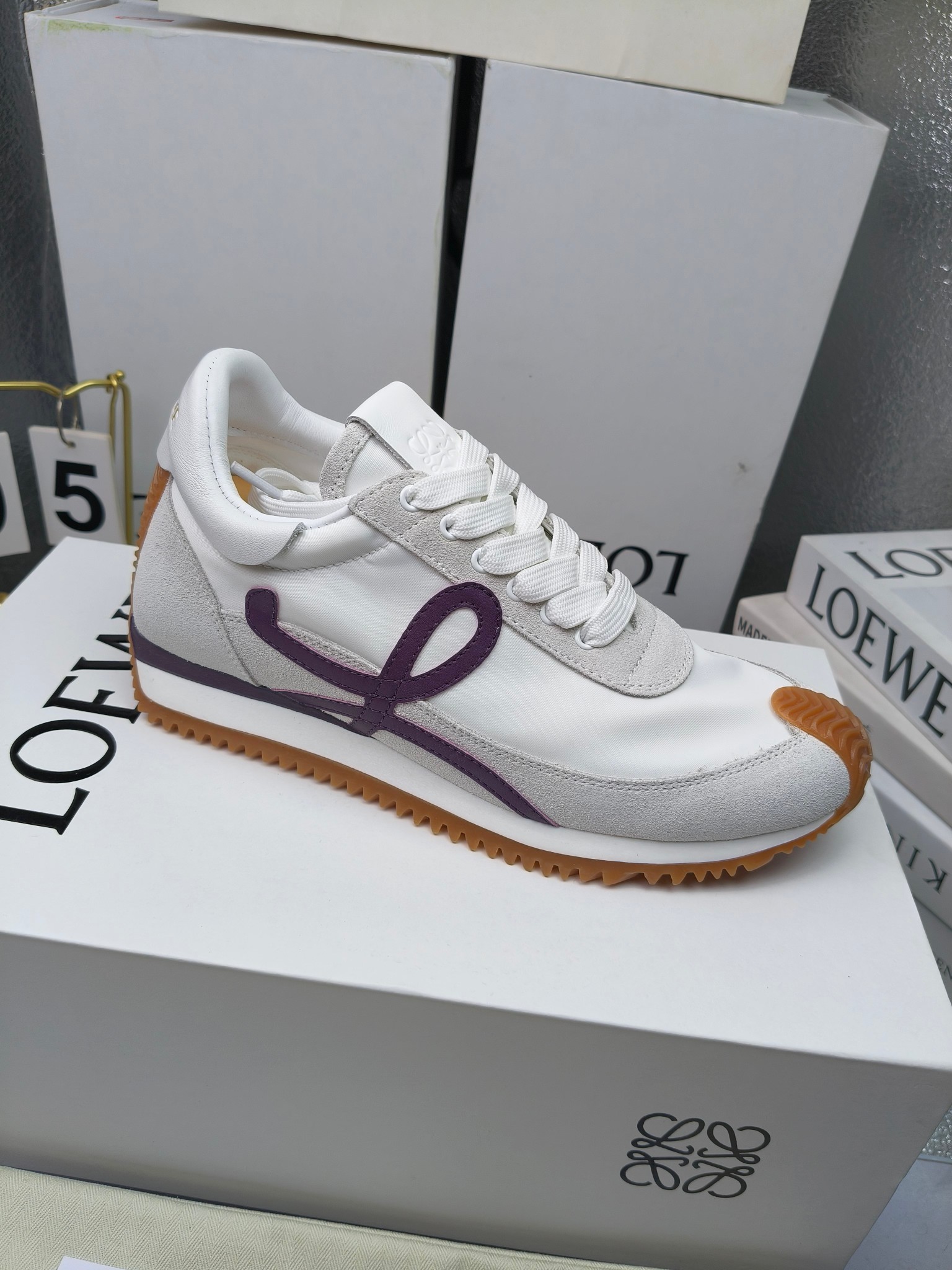 LOEWE
罗意威2023SS新款运动休闲鞋，
出220      套码大小订单私聊
易威阿甘鞋，情侣款德训鞋，运动无止境，设计大胆奢华，时尚工艺与运动精神融合创造出一款完美艺术单品⚠️
太美太好看太好穿太舒服了💕💕鞋子很轻便，逛街暴走零压力，配裙子裤子都非常百搭
国外购原板1：1开发，皮革，绒面，丝绸3种材料拼接撞色，LOEWE标志性草书字样L与鞋身完美融合，
多种颜色的拼接，给人一种强烈的视觉冲击，异常吸睛，鞋身整体线条优美，大底超软耐磨
💚鞋面采用牛反绒➕原版布料
💚舒适羊皮内里、水染牛皮垫脚
💚码数：女码35-42（41.42订做）
                 男码38-46（38.45.46订做）
