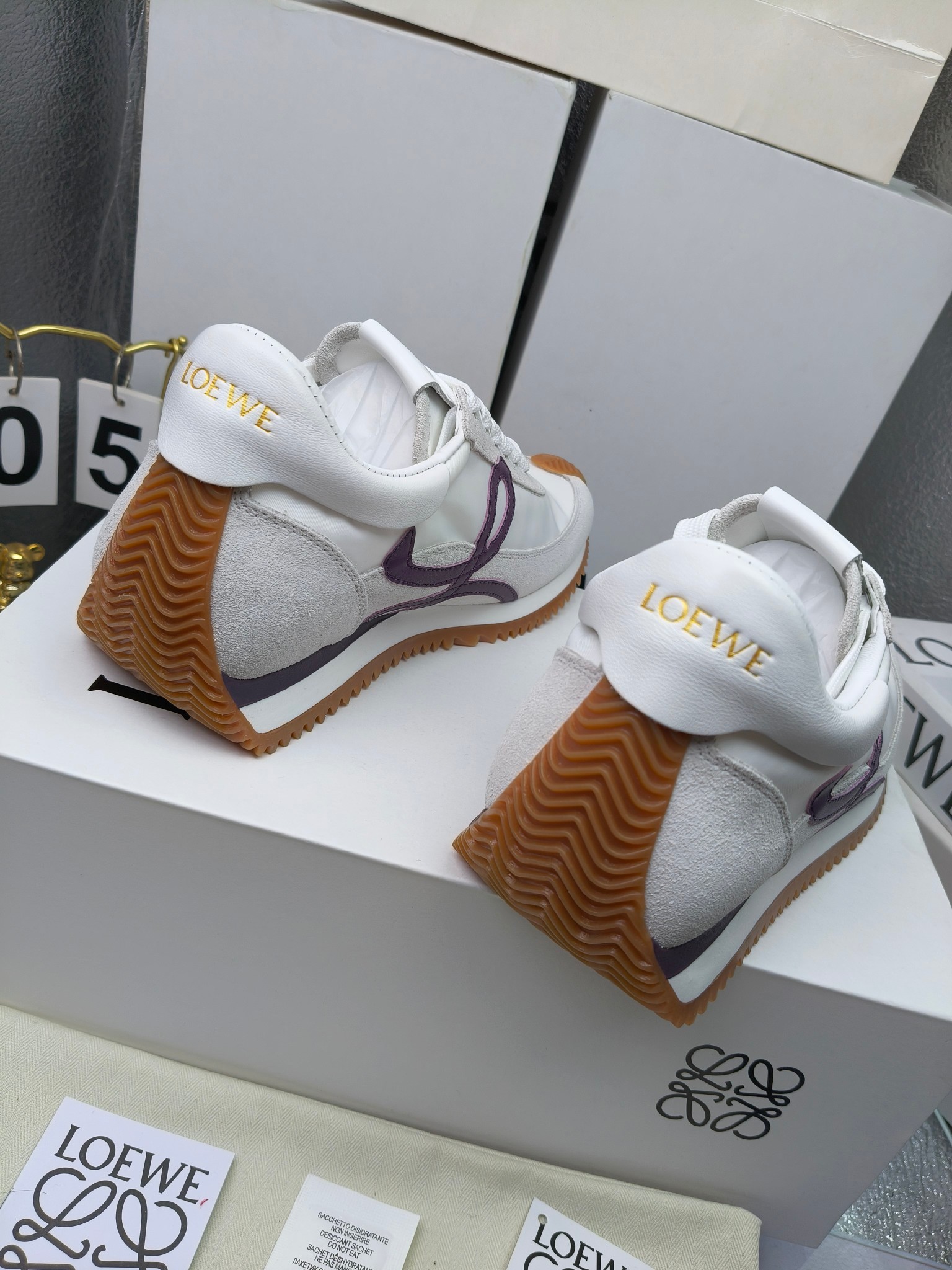 LOEWE
罗意威2023SS新款运动休闲鞋，
出220      套码大小订单私聊
易威阿甘鞋，情侣款德训鞋，运动无止境，设计大胆奢华，时尚工艺与运动精神融合创造出一款完美艺术单品⚠️
太美太好看太好穿太舒服了💕💕鞋子很轻便，逛街暴走零压力，配裙子裤子都非常百搭
国外购原板1：1开发，皮革，绒面，丝绸3种材料拼接撞色，LOEWE标志性草书字样L与鞋身完美融合，
多种颜色的拼接，给人一种强烈的视觉冲击，异常吸睛，鞋身整体线条优美，大底超软耐磨
💚鞋面采用牛反绒➕原版布料
💚舒适羊皮内里、水染牛皮垫脚
💚码数：女码35-42（41.42订做）
                 男码38-46（38.45.46订做）
