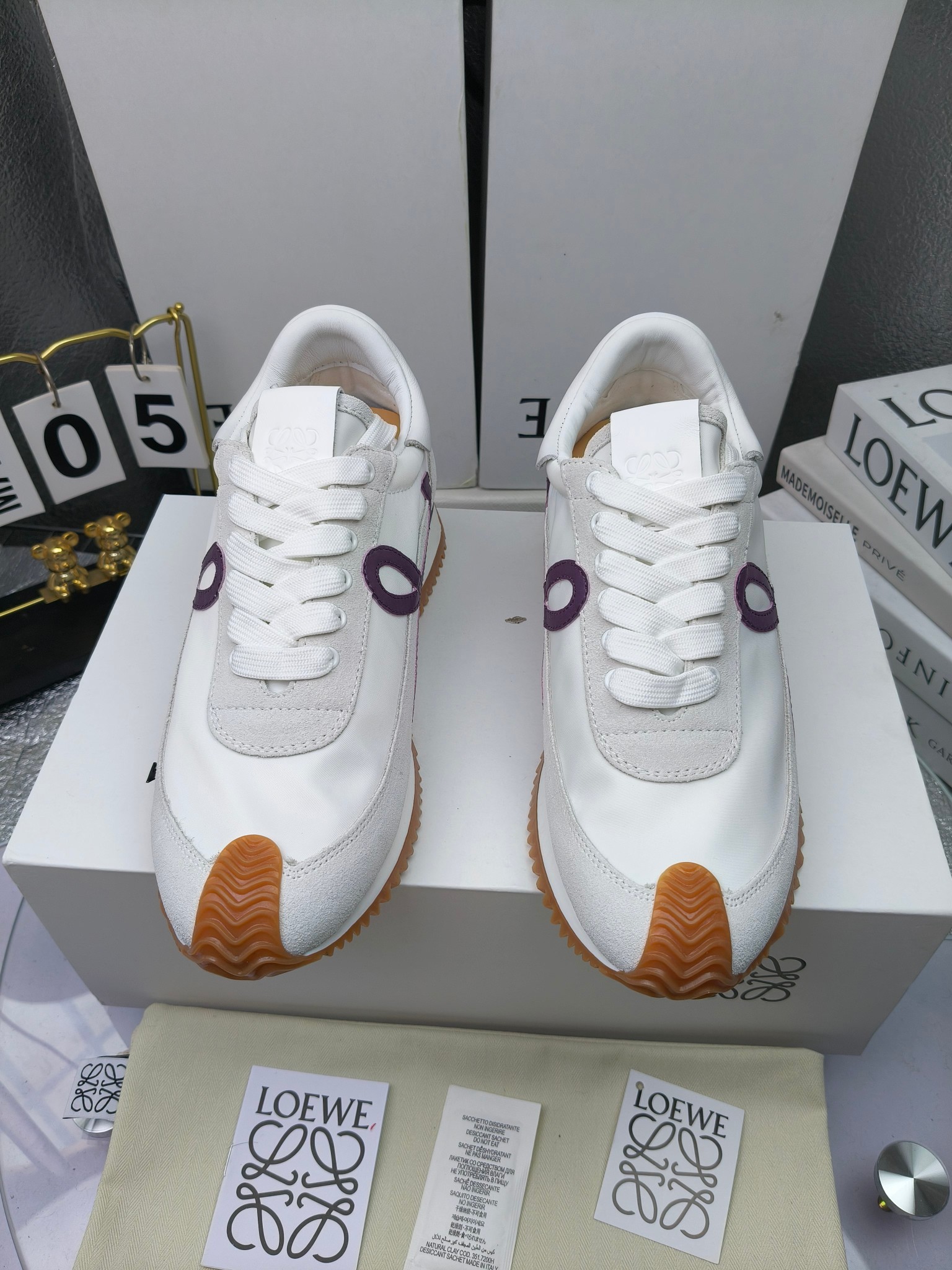 LOEWE
罗意威2023SS新款运动休闲鞋，
出220      套码大小订单私聊
易威阿甘鞋，情侣款德训鞋，运动无止境，设计大胆奢华，时尚工艺与运动精神融合创造出一款完美艺术单品⚠️
太美太好看太好穿太舒服了💕💕鞋子很轻便，逛街暴走零压力，配裙子裤子都非常百搭
国外购原板1：1开发，皮革，绒面，丝绸3种材料拼接撞色，LOEWE标志性草书字样L与鞋身完美融合，
多种颜色的拼接，给人一种强烈的视觉冲击，异常吸睛，鞋身整体线条优美，大底超软耐磨
💚鞋面采用牛反绒➕原版布料
💚舒适羊皮内里、水染牛皮垫脚
💚码数：女码35-42（41.42订做）
                 男码38-46（38.45.46订做）
