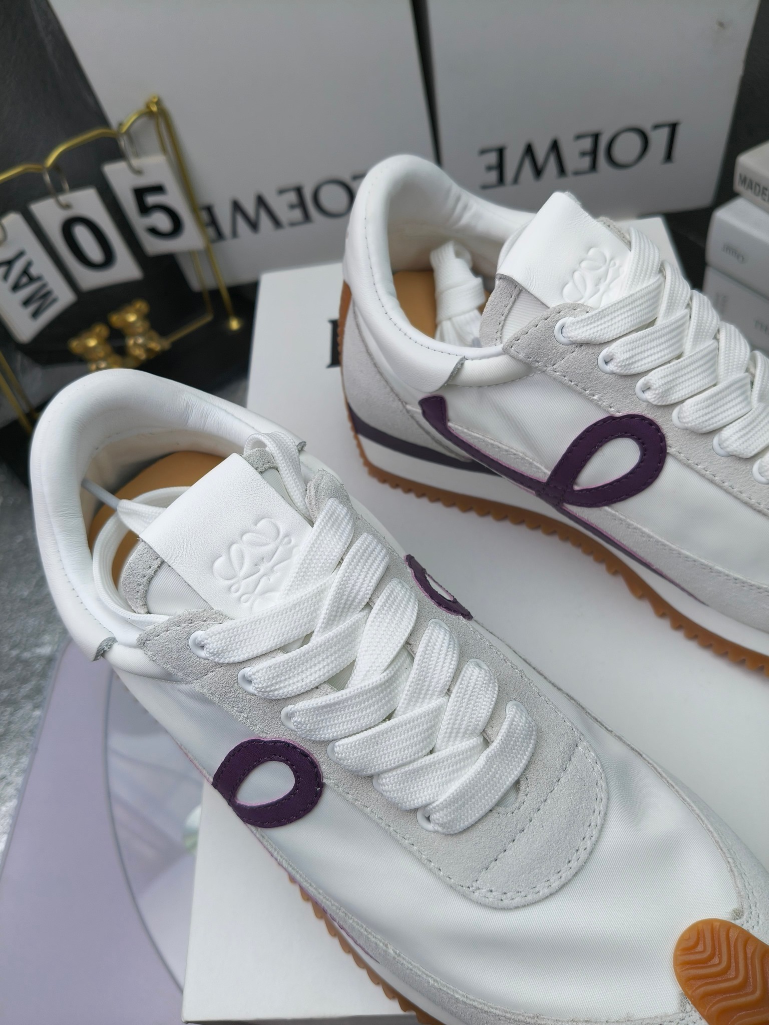 LOEWE
罗意威2023SS新款运动休闲鞋，
出220      套码大小订单私聊
易威阿甘鞋，情侣款德训鞋，运动无止境，设计大胆奢华，时尚工艺与运动精神融合创造出一款完美艺术单品⚠️
太美太好看太好穿太舒服了💕💕鞋子很轻便，逛街暴走零压力，配裙子裤子都非常百搭
国外购原板1：1开发，皮革，绒面，丝绸3种材料拼接撞色，LOEWE标志性草书字样L与鞋身完美融合，
多种颜色的拼接，给人一种强烈的视觉冲击，异常吸睛，鞋身整体线条优美，大底超软耐磨
💚鞋面采用牛反绒➕原版布料
💚舒适羊皮内里、水染牛皮垫脚
💚码数：女码35-42（41.42订做）
                 男码38-46（38.45.46订做）
