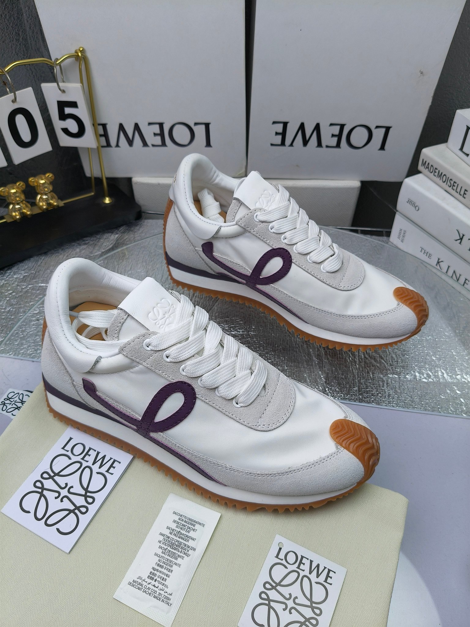 LOEWE
罗意威2023SS新款运动休闲鞋，
出220      套码大小订单私聊
易威阿甘鞋，情侣款德训鞋，运动无止境，设计大胆奢华，时尚工艺与运动精神融合创造出一款完美艺术单品⚠️
太美太好看太好穿太舒服了💕💕鞋子很轻便，逛街暴走零压力，配裙子裤子都非常百搭
国外购原板1：1开发，皮革，绒面，丝绸3种材料拼接撞色，LOEWE标志性草书字样L与鞋身完美融合，
多种颜色的拼接，给人一种强烈的视觉冲击，异常吸睛，鞋身整体线条优美，大底超软耐磨
💚鞋面采用牛反绒➕原版布料
💚舒适羊皮内里、水染牛皮垫脚
💚码数：女码35-42（41.42订做）
                 男码38-46（38.45.46订做）
