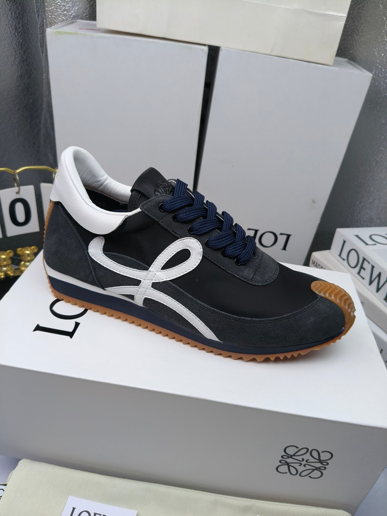 LOEWE
罗意威2023SS新款运动休闲鞋，
出220      套码大小订单私聊
易威阿甘鞋，情侣款德训鞋，运动无止境，设计大胆奢华，时尚工艺与运动精神融合创造出一款完美艺术单品⚠️
太美太好看太好穿太舒服了💕💕鞋子很轻便，逛街暴走零压力，配裙子裤子都非常百搭
国外购原板1：1开发，皮革，绒面，丝绸3种材料拼接撞色，LOEWE标志性草书字样L与鞋身完美融合，
多种颜色的拼接，给人一种强烈的视觉冲击，异常吸睛，鞋身整体线条优美，大底超软耐磨
💚鞋面采用牛反绒➕原版布料
💚舒适羊皮内里、水染牛皮垫脚
💚码数：女码35-42（41.42订做）
                 男码38-46（38.45.46订做）
