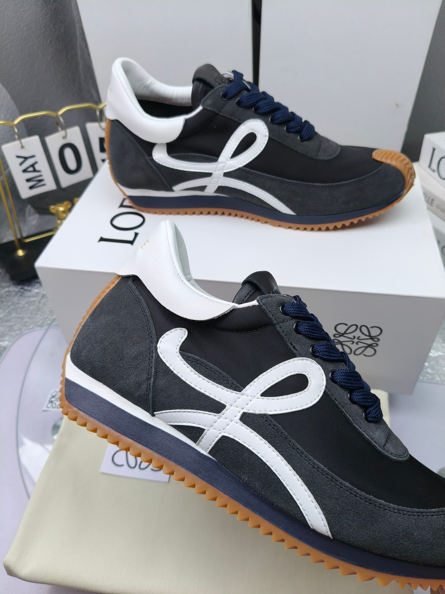 LOEWE
罗意威2023SS新款运动休闲鞋，
出220      套码大小订单私聊
易威阿甘鞋，情侣款德训鞋，运动无止境，设计大胆奢华，时尚工艺与运动精神融合创造出一款完美艺术单品⚠️
太美太好看太好穿太舒服了💕💕鞋子很轻便，逛街暴走零压力，配裙子裤子都非常百搭
国外购原板1：1开发，皮革，绒面，丝绸3种材料拼接撞色，LOEWE标志性草书字样L与鞋身完美融合，
多种颜色的拼接，给人一种强烈的视觉冲击，异常吸睛，鞋身整体线条优美，大底超软耐磨
💚鞋面采用牛反绒➕原版布料
💚舒适羊皮内里、水染牛皮垫脚
💚码数：女码35-42（41.42订做）
                 男码38-46（38.45.46订做）
