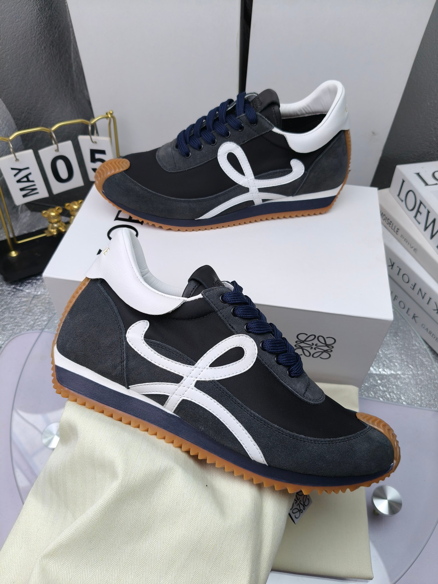 LOEWE
罗意威2023SS新款运动休闲鞋，
出220      套码大小订单私聊
易威阿甘鞋，情侣款德训鞋，运动无止境，设计大胆奢华，时尚工艺与运动精神融合创造出一款完美艺术单品⚠️
太美太好看太好穿太舒服了💕💕鞋子很轻便，逛街暴走零压力，配裙子裤子都非常百搭
国外购原板1：1开发，皮革，绒面，丝绸3种材料拼接撞色，LOEWE标志性草书字样L与鞋身完美融合，
多种颜色的拼接，给人一种强烈的视觉冲击，异常吸睛，鞋身整体线条优美，大底超软耐磨
💚鞋面采用牛反绒➕原版布料
💚舒适羊皮内里、水染牛皮垫脚
💚码数：女码35-42（41.42订做）
                 男码38-46（38.45.46订做）
