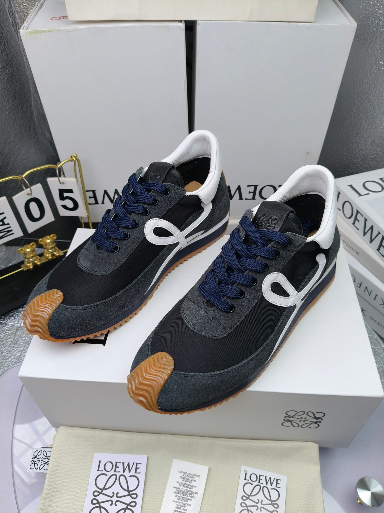 LOEWE
罗意威2023SS新款运动休闲鞋，
出220      套码大小订单私聊
易威阿甘鞋，情侣款德训鞋，运动无止境，设计大胆奢华，时尚工艺与运动精神融合创造出一款完美艺术单品⚠️
太美太好看太好穿太舒服了💕💕鞋子很轻便，逛街暴走零压力，配裙子裤子都非常百搭
国外购原板1：1开发，皮革，绒面，丝绸3种材料拼接撞色，LOEWE标志性草书字样L与鞋身完美融合，
多种颜色的拼接，给人一种强烈的视觉冲击，异常吸睛，鞋身整体线条优美，大底超软耐磨
💚鞋面采用牛反绒➕原版布料
💚舒适羊皮内里、水染牛皮垫脚
💚码数：女码35-42（41.42订做）
                 男码38-46（38.45.46订做）
