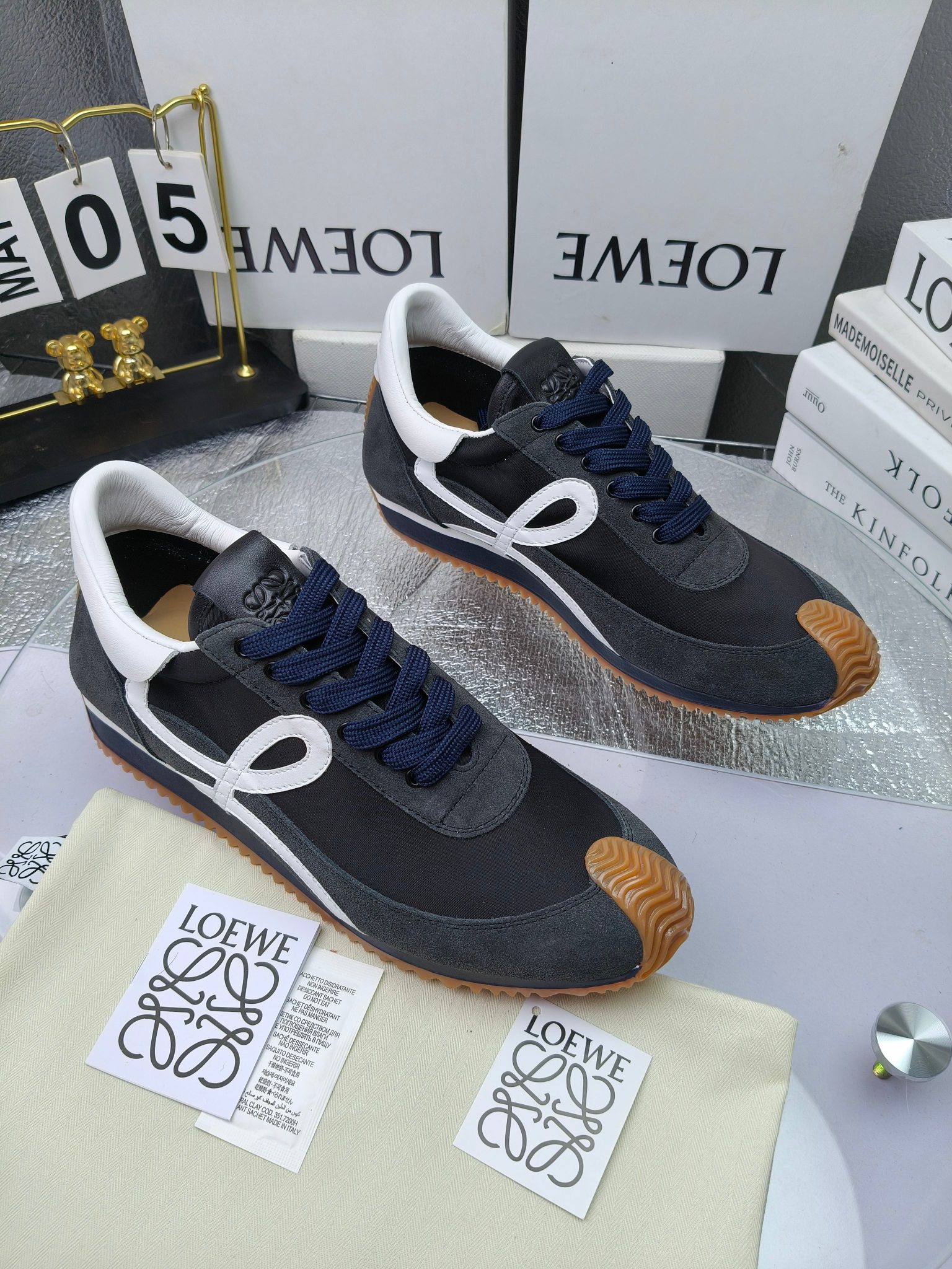 LOEWE
罗意威2023SS新款运动休闲鞋，
出220      套码大小订单私聊
易威阿甘鞋，情侣款德训鞋，运动无止境，设计大胆奢华，时尚工艺与运动精神融合创造出一款完美艺术单品⚠️
太美太好看太好穿太舒服了💕💕鞋子很轻便，逛街暴走零压力，配裙子裤子都非常百搭
国外购原板1：1开发，皮革，绒面，丝绸3种材料拼接撞色，LOEWE标志性草书字样L与鞋身完美融合，
多种颜色的拼接，给人一种强烈的视觉冲击，异常吸睛，鞋身整体线条优美，大底超软耐磨
💚鞋面采用牛反绒➕原版布料
💚舒适羊皮内里、水染牛皮垫脚
💚码数：女码35-42（41.42订做）
                 男码38-46（38.45.46订做）

