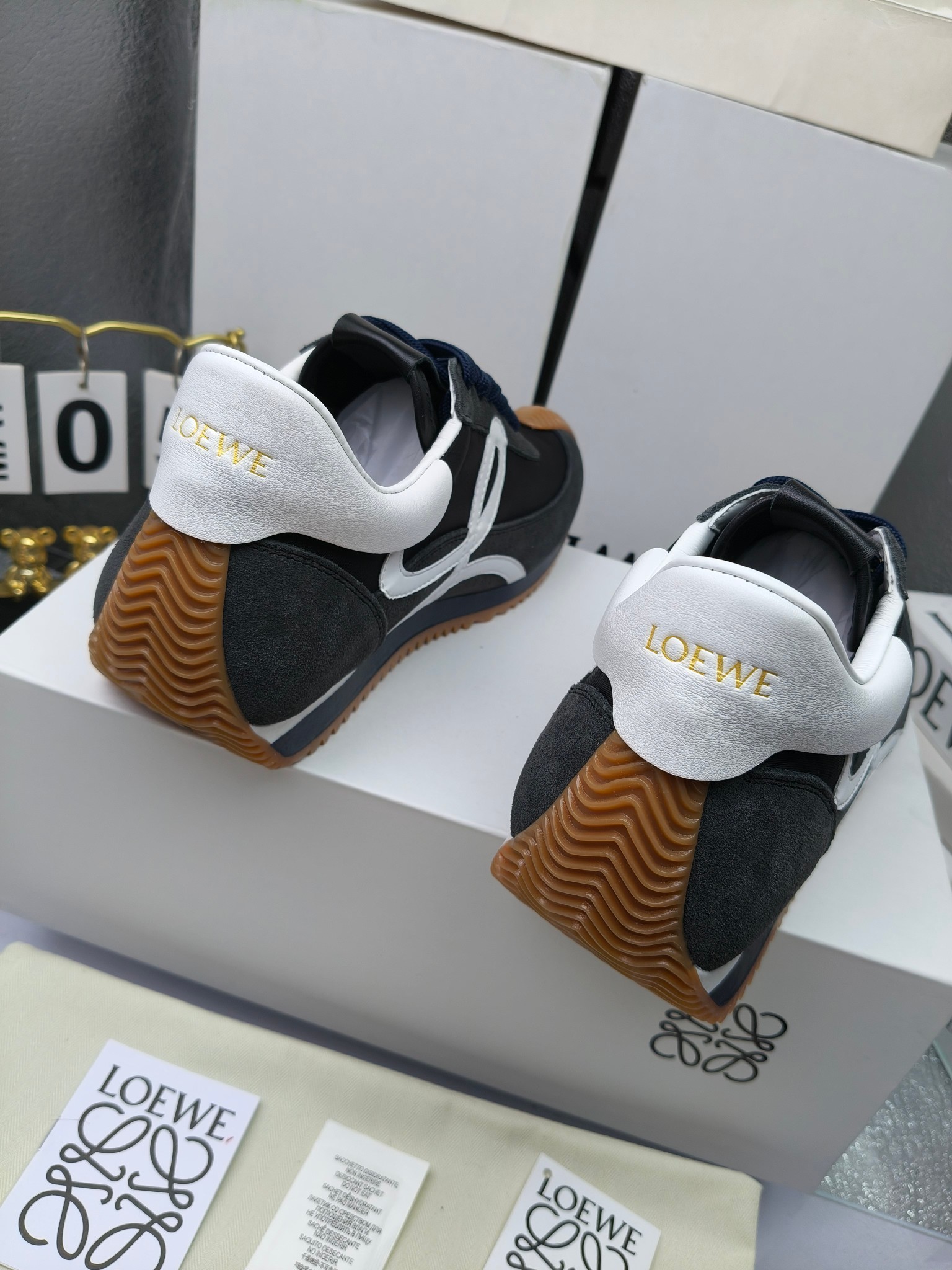 LOEWE
罗意威2023SS新款运动休闲鞋，
出220      套码大小订单私聊
易威阿甘鞋，情侣款德训鞋，运动无止境，设计大胆奢华，时尚工艺与运动精神融合创造出一款完美艺术单品⚠️
太美太好看太好穿太舒服了💕💕鞋子很轻便，逛街暴走零压力，配裙子裤子都非常百搭
国外购原板1：1开发，皮革，绒面，丝绸3种材料拼接撞色，LOEWE标志性草书字样L与鞋身完美融合，
多种颜色的拼接，给人一种强烈的视觉冲击，异常吸睛，鞋身整体线条优美，大底超软耐磨
💚鞋面采用牛反绒➕原版布料
💚舒适羊皮内里、水染牛皮垫脚
💚码数：女码35-42（41.42订做）
                 男码38-46（38.45.46订做）
