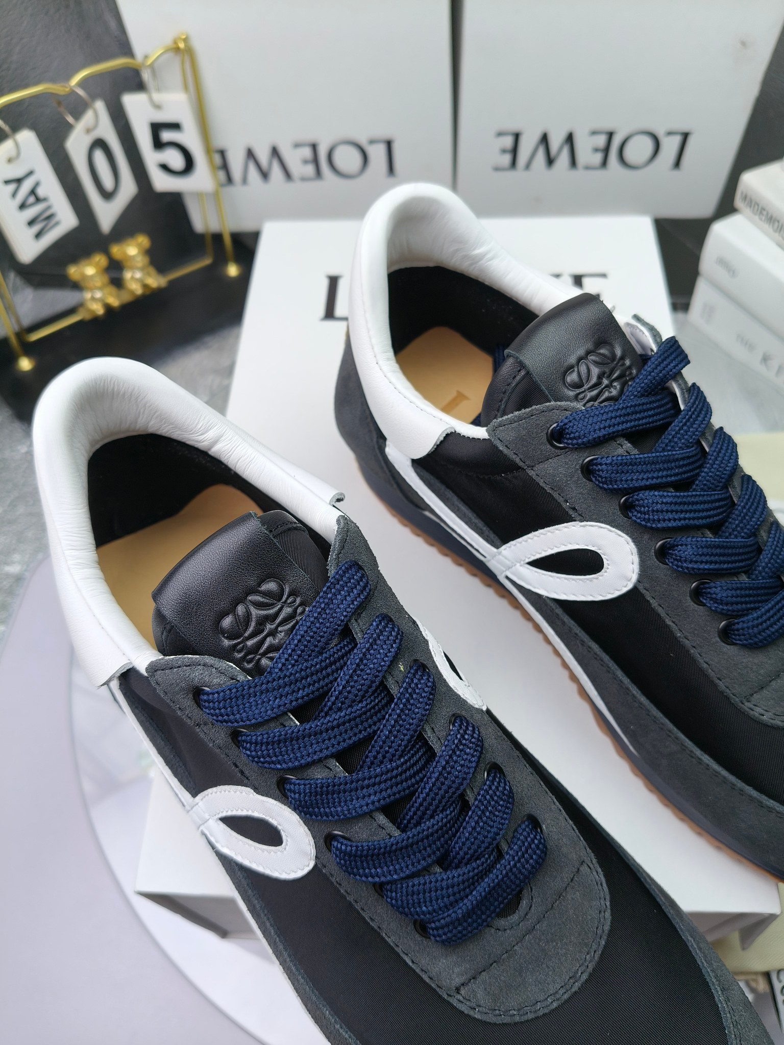 LOEWE
罗意威2023SS新款运动休闲鞋，
出220      套码大小订单私聊
易威阿甘鞋，情侣款德训鞋，运动无止境，设计大胆奢华，时尚工艺与运动精神融合创造出一款完美艺术单品⚠️
太美太好看太好穿太舒服了💕💕鞋子很轻便，逛街暴走零压力，配裙子裤子都非常百搭
国外购原板1：1开发，皮革，绒面，丝绸3种材料拼接撞色，LOEWE标志性草书字样L与鞋身完美融合，
多种颜色的拼接，给人一种强烈的视觉冲击，异常吸睛，鞋身整体线条优美，大底超软耐磨
💚鞋面采用牛反绒➕原版布料
💚舒适羊皮内里、水染牛皮垫脚
💚码数：女码35-42（41.42订做）
                 男码38-46（38.45.46订做）
