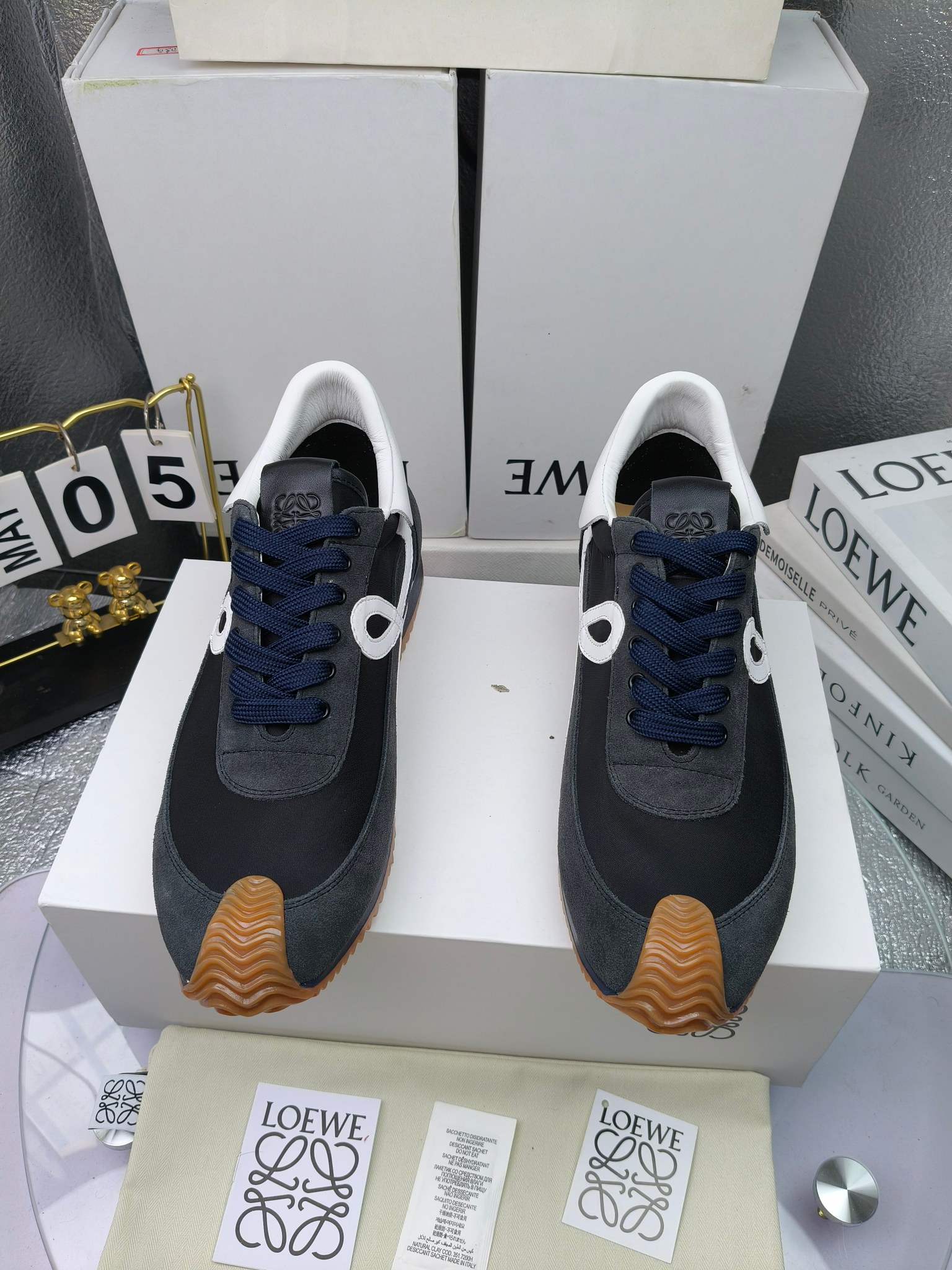 LOEWE
罗意威2023SS新款运动休闲鞋，
出220      套码大小订单私聊
易威阿甘鞋，情侣款德训鞋，运动无止境，设计大胆奢华，时尚工艺与运动精神融合创造出一款完美艺术单品⚠️
太美太好看太好穿太舒服了💕💕鞋子很轻便，逛街暴走零压力，配裙子裤子都非常百搭
国外购原板1：1开发，皮革，绒面，丝绸3种材料拼接撞色，LOEWE标志性草书字样L与鞋身完美融合，
多种颜色的拼接，给人一种强烈的视觉冲击，异常吸睛，鞋身整体线条优美，大底超软耐磨
💚鞋面采用牛反绒➕原版布料
💚舒适羊皮内里、水染牛皮垫脚
💚码数：女码35-42（41.42订做）
                 男码38-46（38.45.46订做）
