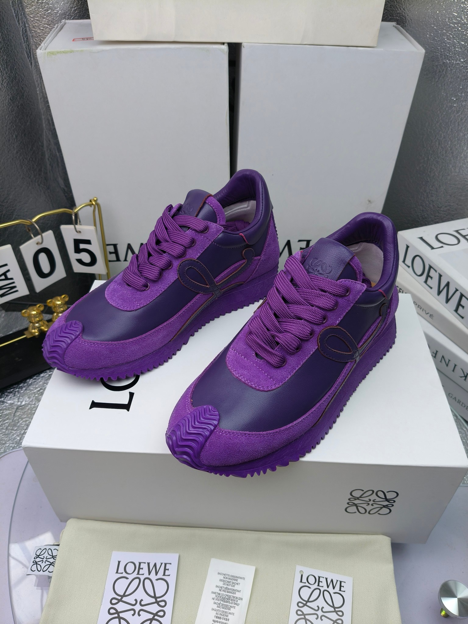 LOEWE
罗意威2023SS新款运动休闲鞋，
出220      套码大小订单私聊
易威阿甘鞋，情侣款德训鞋，运动无止境，设计大胆奢华，时尚工艺与运动精神融合创造出一款完美艺术单品⚠️
太美太好看太好穿太舒服了💕💕鞋子很轻便，逛街暴走零压力，配裙子裤子都非常百搭
国外购原板1：1开发，皮革，绒面，丝绸3种材料拼接撞色，LOEWE标志性草书字样L与鞋身完美融合，
多种颜色的拼接，给人一种强烈的视觉冲击，异常吸睛，鞋身整体线条优美，大底超软耐磨
💚鞋面采用牛反绒➕原版布料
💚舒适羊皮内里、水染牛皮垫脚
💚码数：女码35-42（41.42订做）
                 男码38-46（38.45.46订做）
