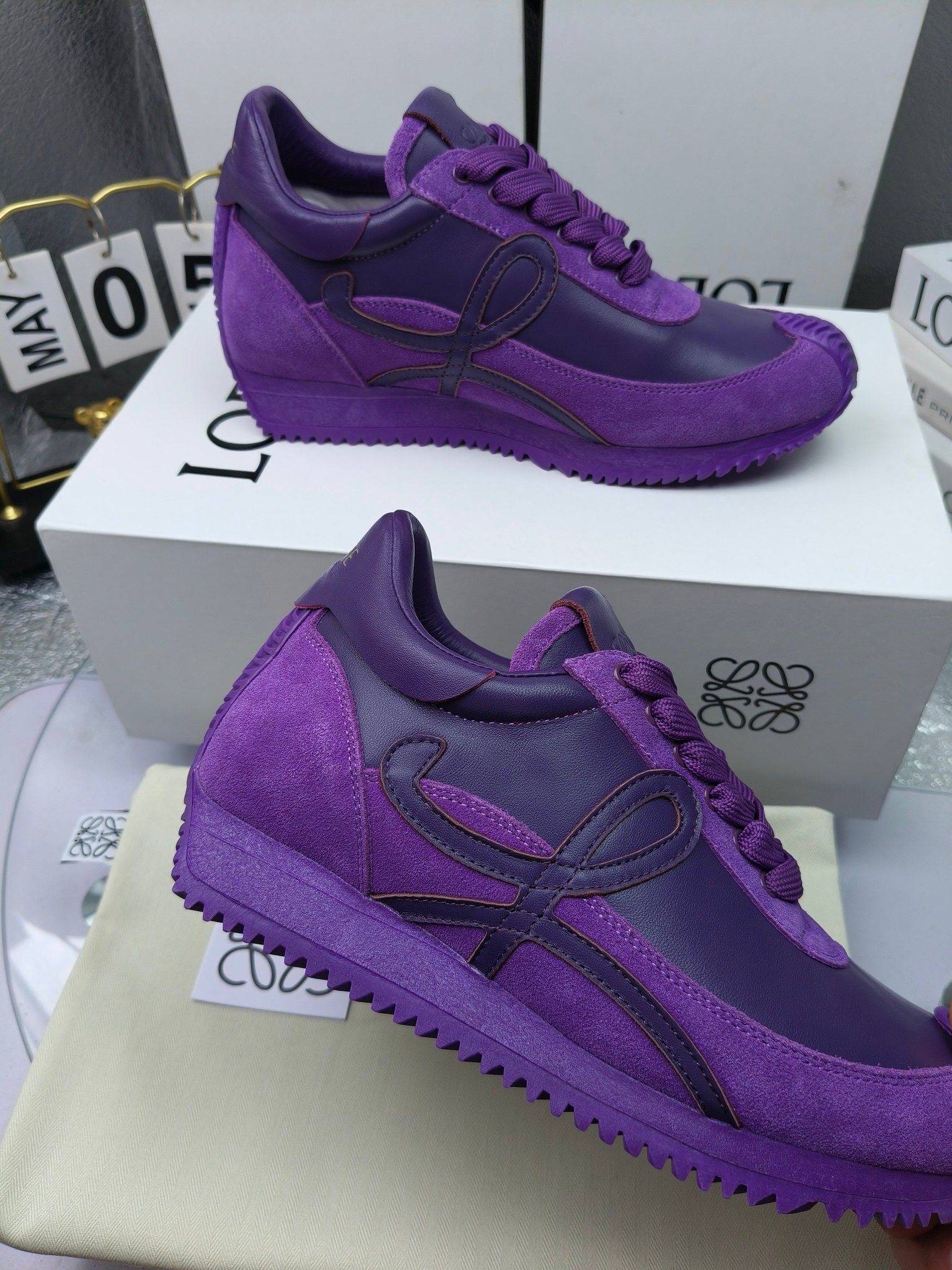 LOEWE
罗意威2023SS新款运动休闲鞋，
出220      套码大小订单私聊
易威阿甘鞋，情侣款德训鞋，运动无止境，设计大胆奢华，时尚工艺与运动精神融合创造出一款完美艺术单品⚠️
太美太好看太好穿太舒服了💕💕鞋子很轻便，逛街暴走零压力，配裙子裤子都非常百搭
国外购原板1：1开发，皮革，绒面，丝绸3种材料拼接撞色，LOEWE标志性草书字样L与鞋身完美融合，
多种颜色的拼接，给人一种强烈的视觉冲击，异常吸睛，鞋身整体线条优美，大底超软耐磨
💚鞋面采用牛反绒➕原版布料
💚舒适羊皮内里、水染牛皮垫脚
💚码数：女码35-42（41.42订做）
                 男码38-46（38.45.46订做）
