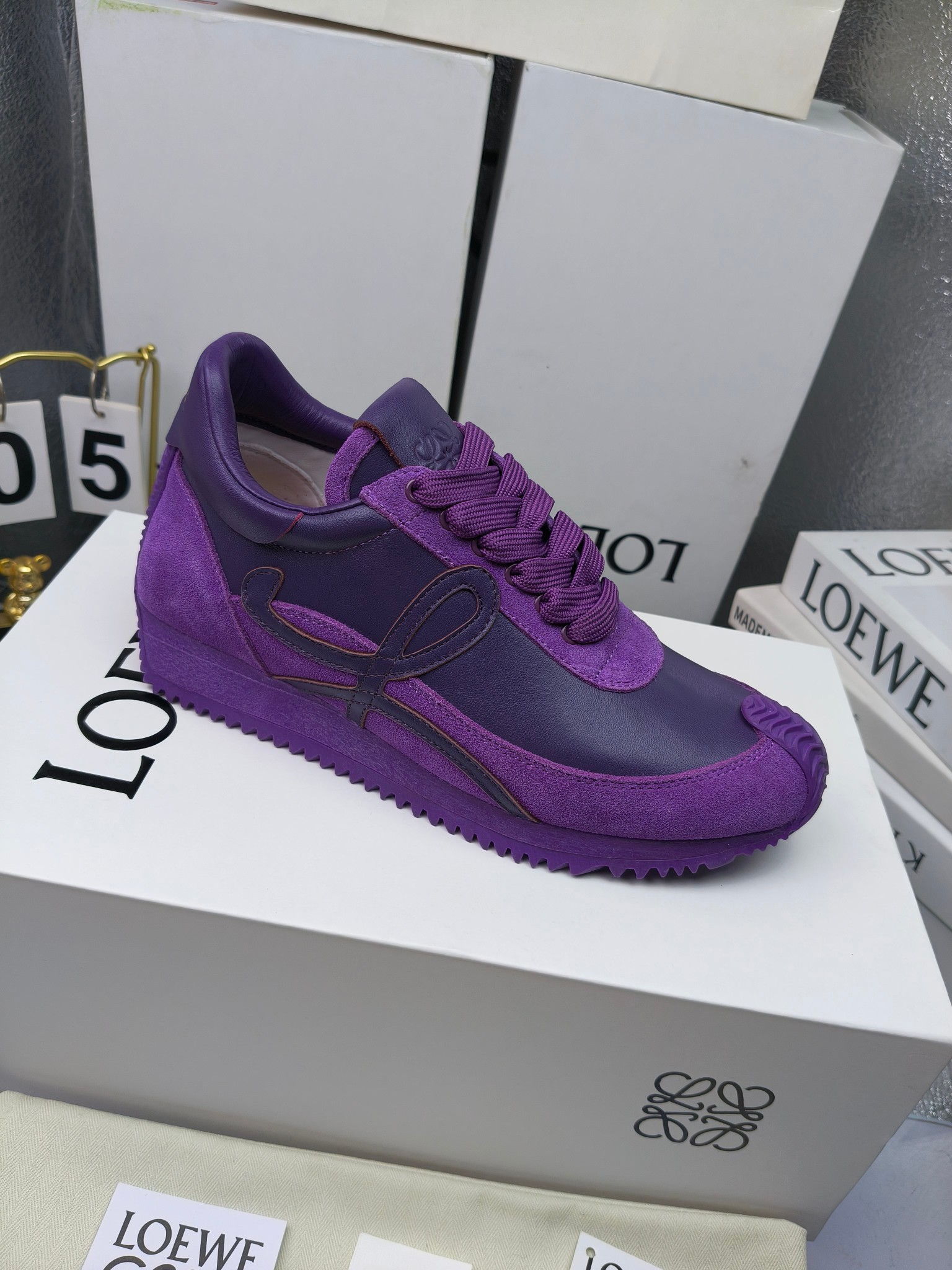 LOEWE
罗意威2023SS新款运动休闲鞋，
出220      套码大小订单私聊
易威阿甘鞋，情侣款德训鞋，运动无止境，设计大胆奢华，时尚工艺与运动精神融合创造出一款完美艺术单品⚠️
太美太好看太好穿太舒服了💕💕鞋子很轻便，逛街暴走零压力，配裙子裤子都非常百搭
国外购原板1：1开发，皮革，绒面，丝绸3种材料拼接撞色，LOEWE标志性草书字样L与鞋身完美融合，
多种颜色的拼接，给人一种强烈的视觉冲击，异常吸睛，鞋身整体线条优美，大底超软耐磨
💚鞋面采用牛反绒➕原版布料
💚舒适羊皮内里、水染牛皮垫脚
💚码数：女码35-42（41.42订做）
                 男码38-46（38.45.46订做）
