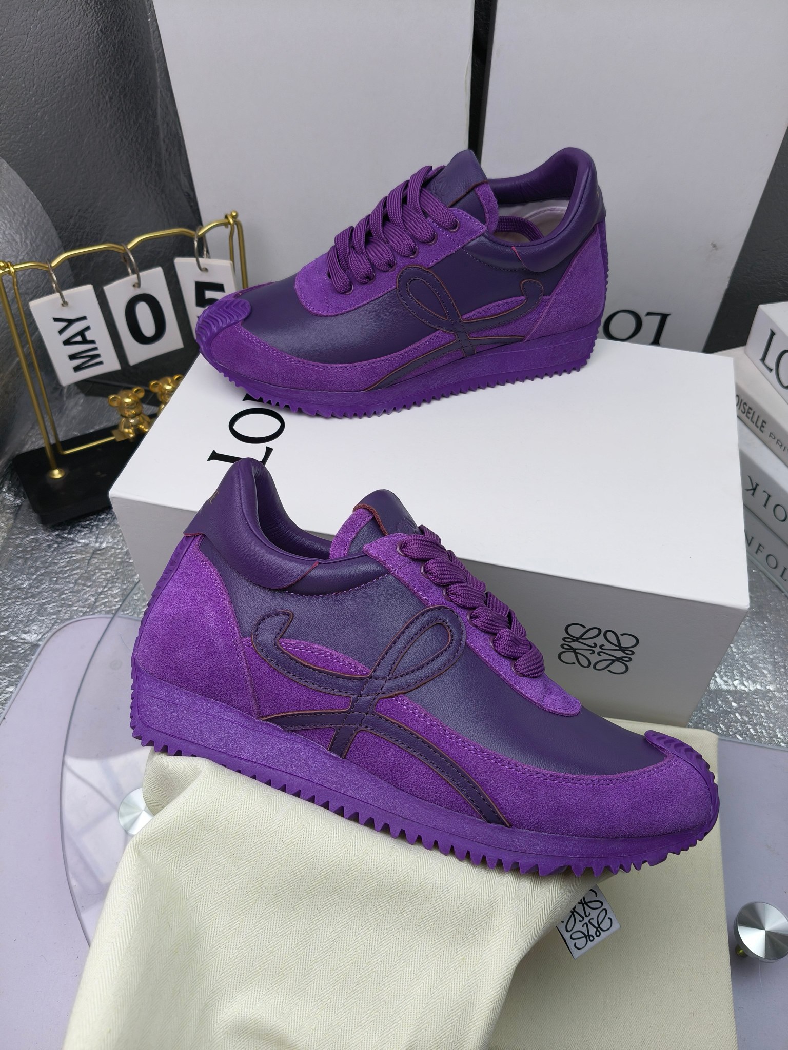 LOEWE
罗意威2023SS新款运动休闲鞋，
出220      套码大小订单私聊
易威阿甘鞋，情侣款德训鞋，运动无止境，设计大胆奢华，时尚工艺与运动精神融合创造出一款完美艺术单品⚠️
太美太好看太好穿太舒服了💕💕鞋子很轻便，逛街暴走零压力，配裙子裤子都非常百搭
国外购原板1：1开发，皮革，绒面，丝绸3种材料拼接撞色，LOEWE标志性草书字样L与鞋身完美融合，
多种颜色的拼接，给人一种强烈的视觉冲击，异常吸睛，鞋身整体线条优美，大底超软耐磨
💚鞋面采用牛反绒➕原版布料
💚舒适羊皮内里、水染牛皮垫脚
💚码数：女码35-42（41.42订做）
                 男码38-46（38.45.46订做）
