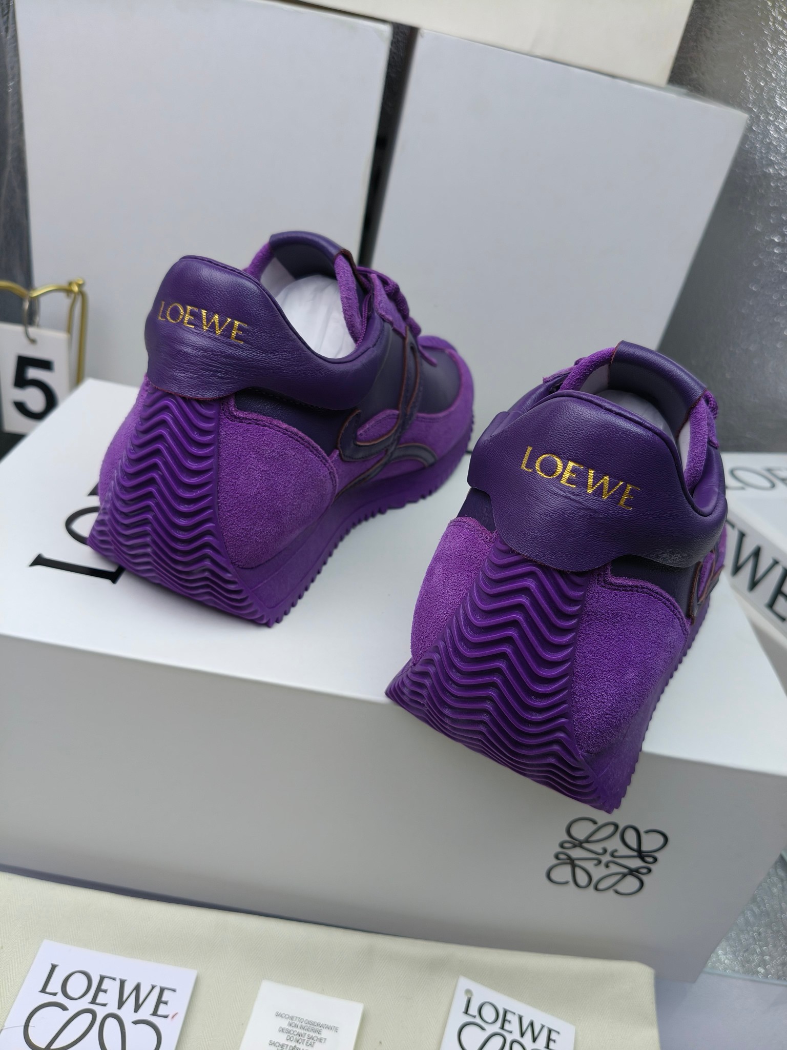 LOEWE
罗意威2023SS新款运动休闲鞋，
出220      套码大小订单私聊
易威阿甘鞋，情侣款德训鞋，运动无止境，设计大胆奢华，时尚工艺与运动精神融合创造出一款完美艺术单品⚠️
太美太好看太好穿太舒服了💕💕鞋子很轻便，逛街暴走零压力，配裙子裤子都非常百搭
国外购原板1：1开发，皮革，绒面，丝绸3种材料拼接撞色，LOEWE标志性草书字样L与鞋身完美融合，
多种颜色的拼接，给人一种强烈的视觉冲击，异常吸睛，鞋身整体线条优美，大底超软耐磨
💚鞋面采用牛反绒➕原版布料
💚舒适羊皮内里、水染牛皮垫脚
💚码数：女码35-42（41.42订做）
                 男码38-46（38.45.46订做）
