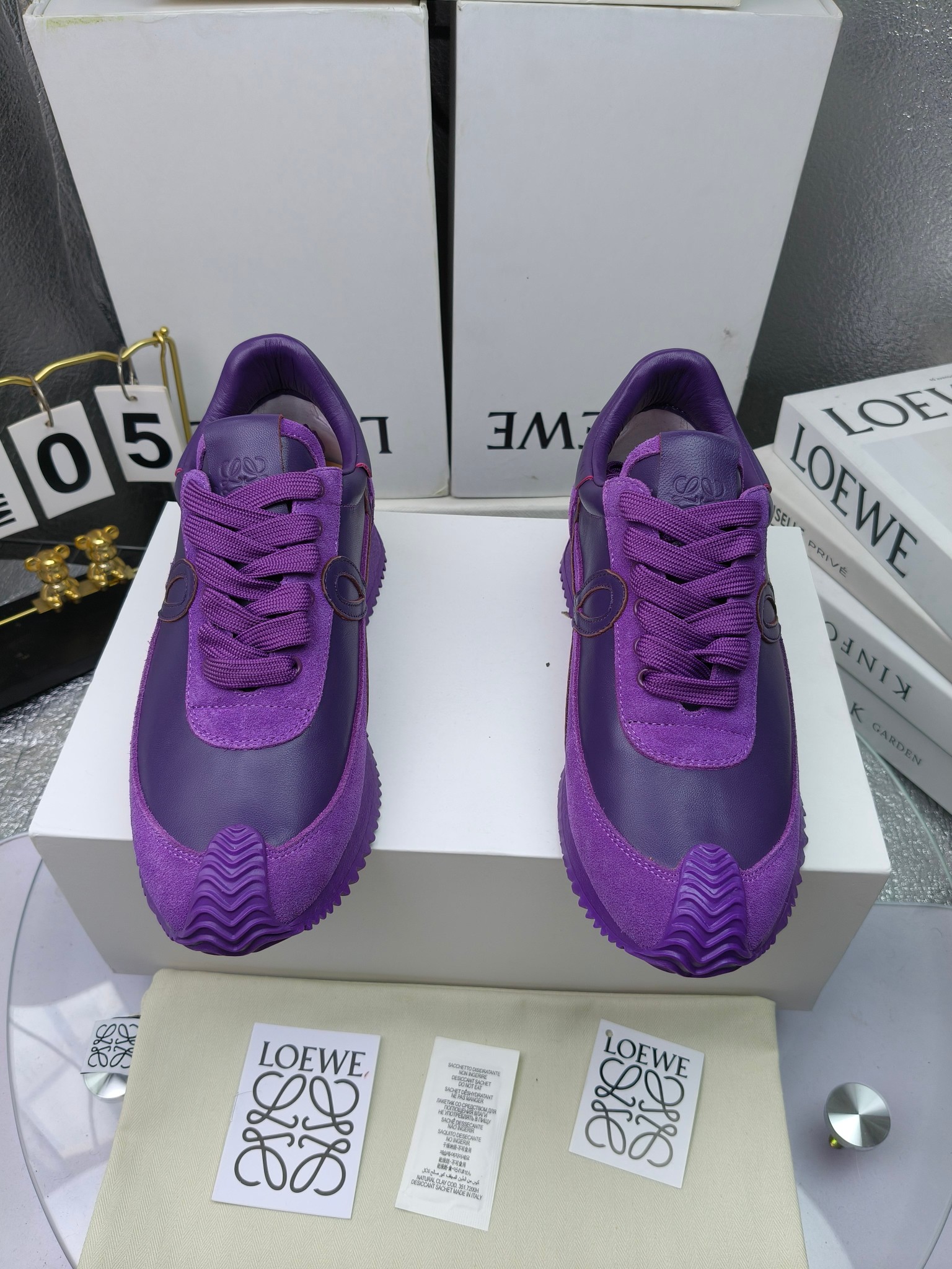 LOEWE
罗意威2023SS新款运动休闲鞋，
出220      套码大小订单私聊
易威阿甘鞋，情侣款德训鞋，运动无止境，设计大胆奢华，时尚工艺与运动精神融合创造出一款完美艺术单品⚠️
太美太好看太好穿太舒服了💕💕鞋子很轻便，逛街暴走零压力，配裙子裤子都非常百搭
国外购原板1：1开发，皮革，绒面，丝绸3种材料拼接撞色，LOEWE标志性草书字样L与鞋身完美融合，
多种颜色的拼接，给人一种强烈的视觉冲击，异常吸睛，鞋身整体线条优美，大底超软耐磨
💚鞋面采用牛反绒➕原版布料
💚舒适羊皮内里、水染牛皮垫脚
💚码数：女码35-42（41.42订做）
                 男码38-46（38.45.46订做）
