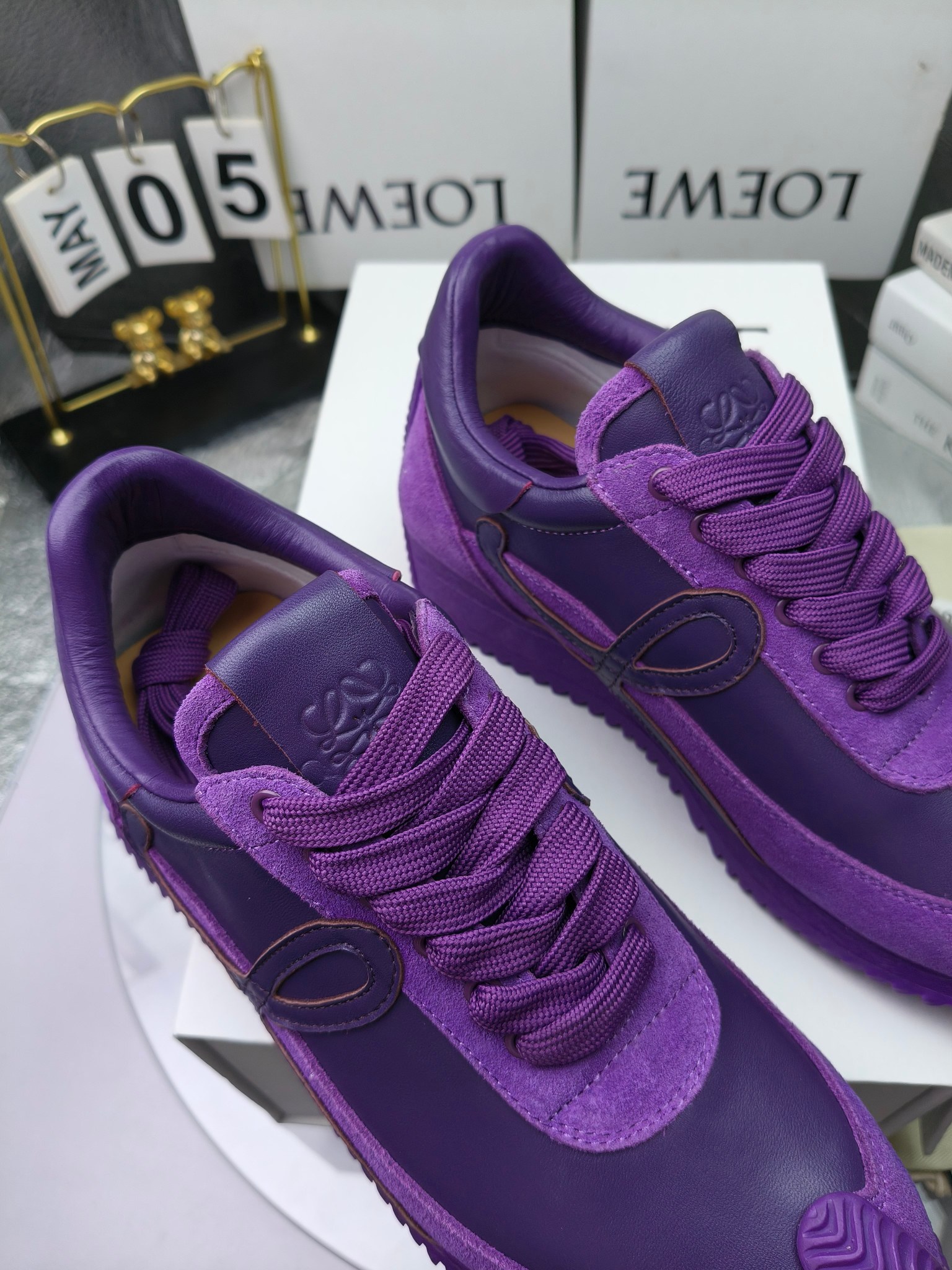 LOEWE
罗意威2023SS新款运动休闲鞋，
出220      套码大小订单私聊
易威阿甘鞋，情侣款德训鞋，运动无止境，设计大胆奢华，时尚工艺与运动精神融合创造出一款完美艺术单品⚠️
太美太好看太好穿太舒服了💕💕鞋子很轻便，逛街暴走零压力，配裙子裤子都非常百搭
国外购原板1：1开发，皮革，绒面，丝绸3种材料拼接撞色，LOEWE标志性草书字样L与鞋身完美融合，
多种颜色的拼接，给人一种强烈的视觉冲击，异常吸睛，鞋身整体线条优美，大底超软耐磨
💚鞋面采用牛反绒➕原版布料
💚舒适羊皮内里、水染牛皮垫脚
💚码数：女码35-42（41.42订做）
                 男码38-46（38.45.46订做）
