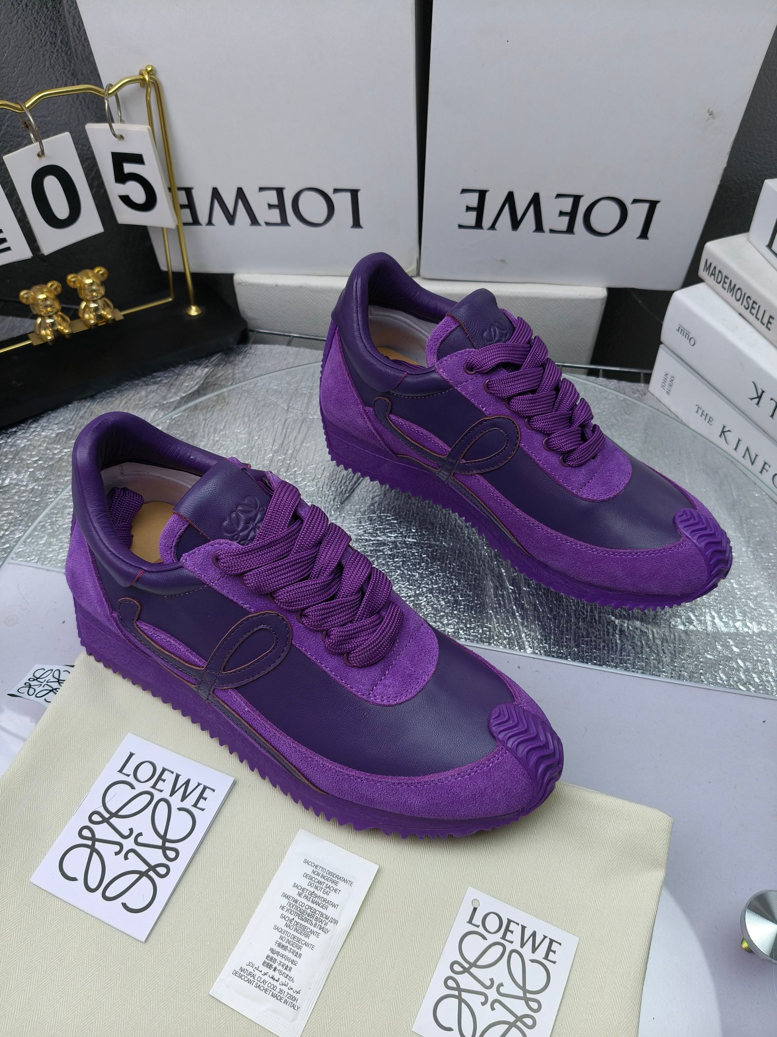 LOEWE
罗意威2023SS新款运动休闲鞋，
出220      套码大小订单私聊
易威阿甘鞋，情侣款德训鞋，运动无止境，设计大胆奢华，时尚工艺与运动精神融合创造出一款完美艺术单品⚠️
太美太好看太好穿太舒服了💕💕鞋子很轻便，逛街暴走零压力，配裙子裤子都非常百搭
国外购原板1：1开发，皮革，绒面，丝绸3种材料拼接撞色，LOEWE标志性草书字样L与鞋身完美融合，
多种颜色的拼接，给人一种强烈的视觉冲击，异常吸睛，鞋身整体线条优美，大底超软耐磨
💚鞋面采用牛反绒➕原版布料
💚舒适羊皮内里、水染牛皮垫脚
💚码数：女码35-42（41.42订做）
                 男码38-46（38.45.46订做）
