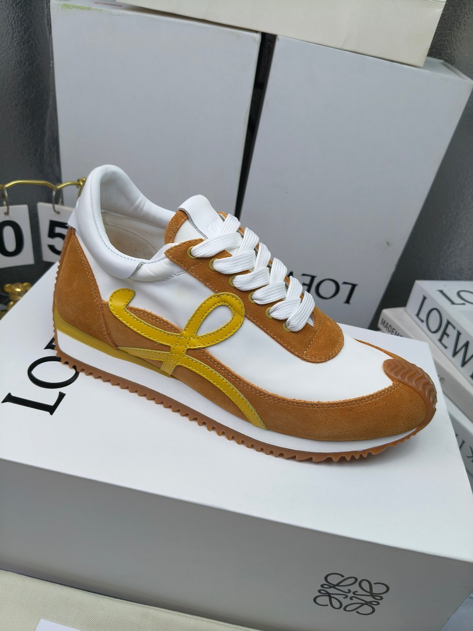 LOEWE
罗意威2023SS新款运动休闲鞋，
出220      套码大小订单私聊
易威阿甘鞋，情侣款德训鞋，运动无止境，设计大胆奢华，时尚工艺与运动精神融合创造出一款完美艺术单品⚠️
太美太好看太好穿太舒服了💕💕鞋子很轻便，逛街暴走零压力，配裙子裤子都非常百搭
国外购原板1：1开发，皮革，绒面，丝绸3种材料拼接撞色，LOEWE标志性草书字样L与鞋身完美融合，
多种颜色的拼接，给人一种强烈的视觉冲击，异常吸睛，鞋身整体线条优美，大底超软耐磨
💚鞋面采用牛反绒➕原版布料
💚舒适羊皮内里、水染牛皮垫脚
💚码数：女码35-42（41.42订做）
                 男码38-46（38.45.46订做）
