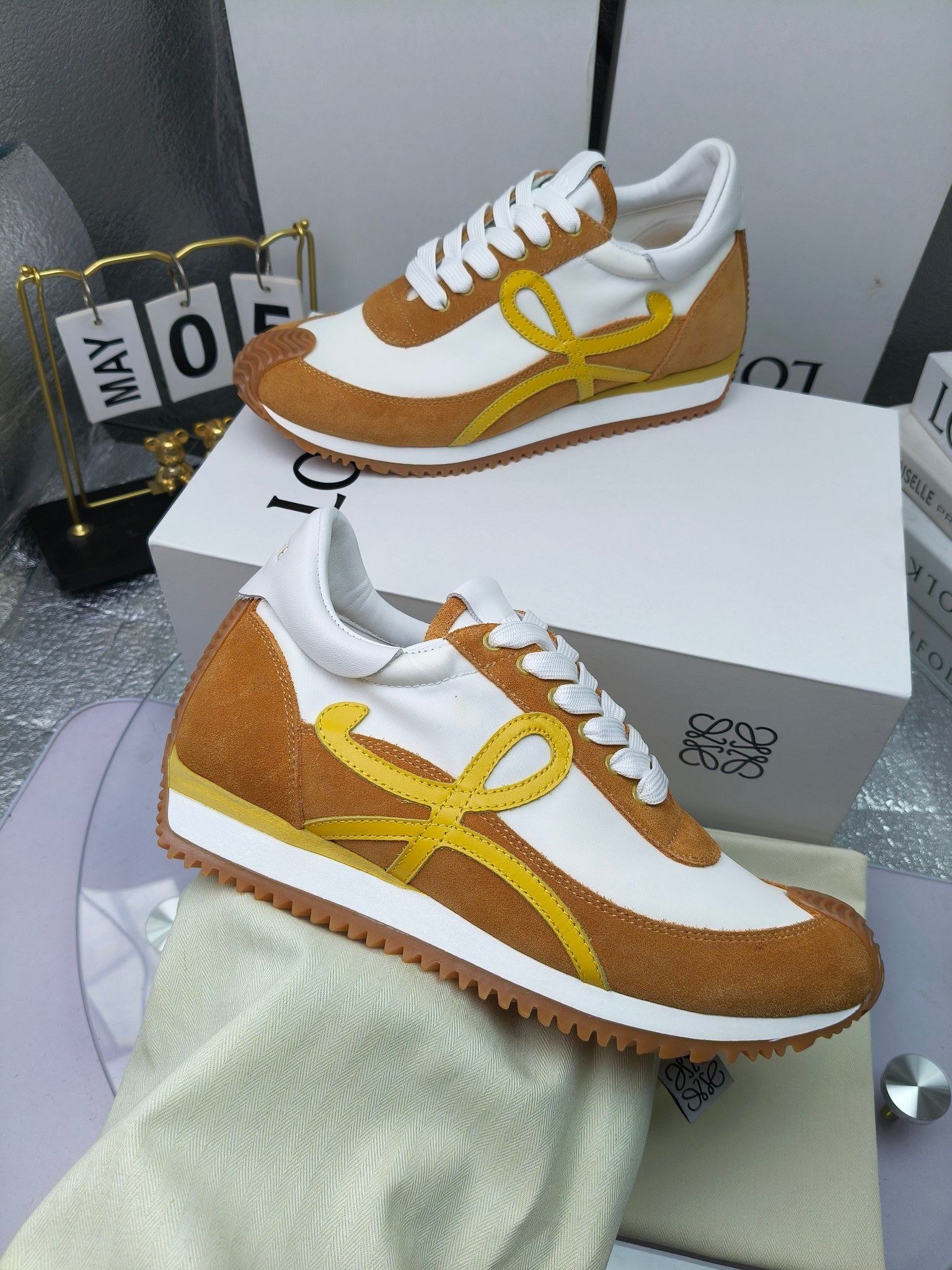 LOEWE
罗意威2023SS新款运动休闲鞋，
出220      套码大小订单私聊
易威阿甘鞋，情侣款德训鞋，运动无止境，设计大胆奢华，时尚工艺与运动精神融合创造出一款完美艺术单品⚠️
太美太好看太好穿太舒服了💕💕鞋子很轻便，逛街暴走零压力，配裙子裤子都非常百搭
国外购原板1：1开发，皮革，绒面，丝绸3种材料拼接撞色，LOEWE标志性草书字样L与鞋身完美融合，
多种颜色的拼接，给人一种强烈的视觉冲击，异常吸睛，鞋身整体线条优美，大底超软耐磨
💚鞋面采用牛反绒➕原版布料
💚舒适羊皮内里、水染牛皮垫脚
💚码数：女码35-42（41.42订做）
                 男码38-46（38.45.46订做）
