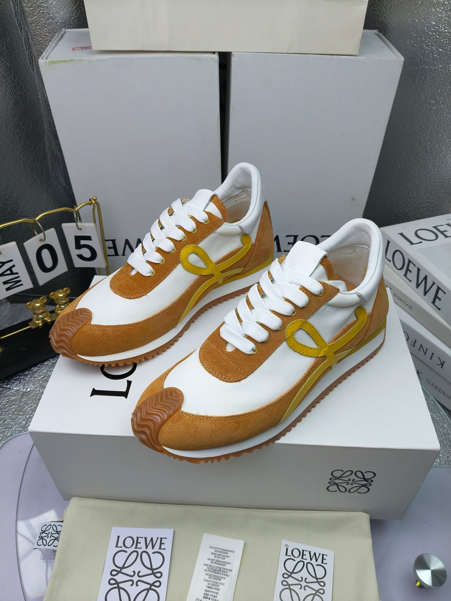 LOEWE
罗意威2023SS新款运动休闲鞋，
出220      套码大小订单私聊
易威阿甘鞋，情侣款德训鞋，运动无止境，设计大胆奢华，时尚工艺与运动精神融合创造出一款完美艺术单品⚠️
太美太好看太好穿太舒服了💕💕鞋子很轻便，逛街暴走零压力，配裙子裤子都非常百搭
国外购原板1：1开发，皮革，绒面，丝绸3种材料拼接撞色，LOEWE标志性草书字样L与鞋身完美融合，
多种颜色的拼接，给人一种强烈的视觉冲击，异常吸睛，鞋身整体线条优美，大底超软耐磨
💚鞋面采用牛反绒➕原版布料
💚舒适羊皮内里、水染牛皮垫脚
💚码数：女码35-42（41.42订做）
                 男码38-46（38.45.46订做）
