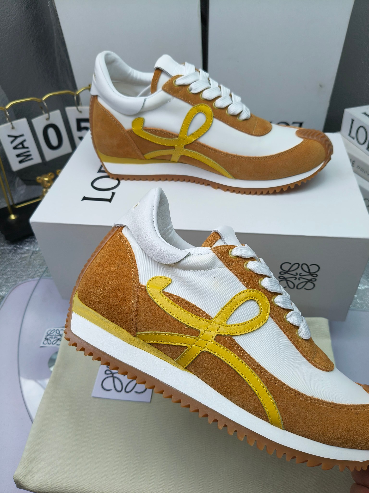 LOEWE
罗意威2023SS新款运动休闲鞋，
出220      套码大小订单私聊
易威阿甘鞋，情侣款德训鞋，运动无止境，设计大胆奢华，时尚工艺与运动精神融合创造出一款完美艺术单品⚠️
太美太好看太好穿太舒服了💕💕鞋子很轻便，逛街暴走零压力，配裙子裤子都非常百搭
国外购原板1：1开发，皮革，绒面，丝绸3种材料拼接撞色，LOEWE标志性草书字样L与鞋身完美融合，
多种颜色的拼接，给人一种强烈的视觉冲击，异常吸睛，鞋身整体线条优美，大底超软耐磨
💚鞋面采用牛反绒➕原版布料
💚舒适羊皮内里、水染牛皮垫脚
💚码数：女码35-42（41.42订做）
                 男码38-46（38.45.46订做）
