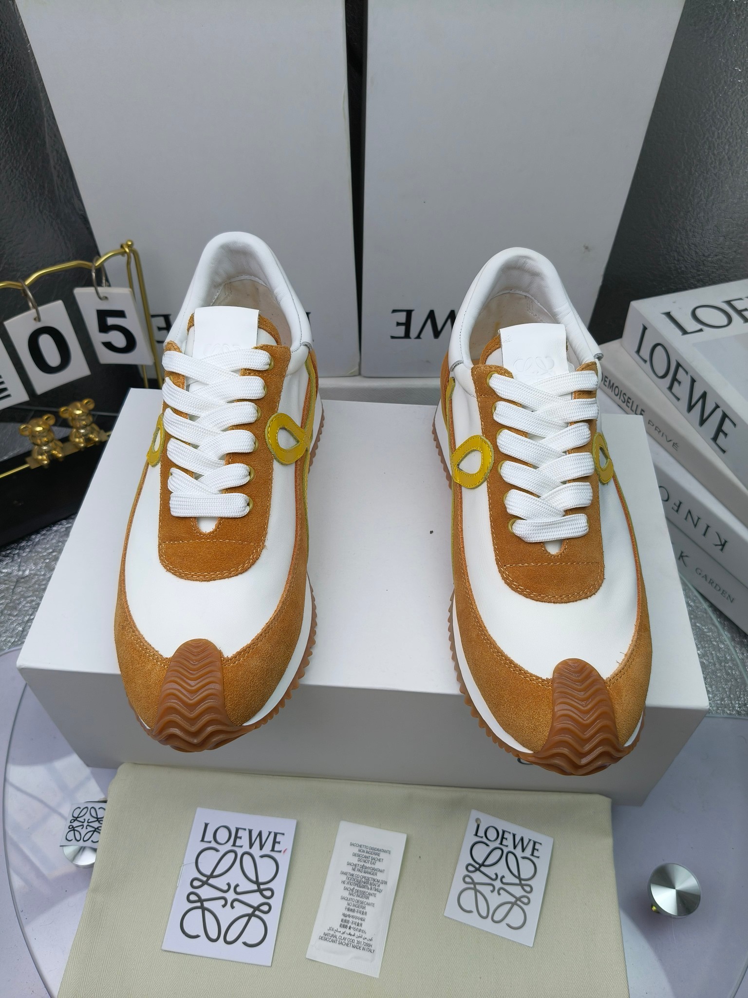 LOEWE
罗意威2023SS新款运动休闲鞋，
出220      套码大小订单私聊
易威阿甘鞋，情侣款德训鞋，运动无止境，设计大胆奢华，时尚工艺与运动精神融合创造出一款完美艺术单品⚠️
太美太好看太好穿太舒服了💕💕鞋子很轻便，逛街暴走零压力，配裙子裤子都非常百搭
国外购原板1：1开发，皮革，绒面，丝绸3种材料拼接撞色，LOEWE标志性草书字样L与鞋身完美融合，
多种颜色的拼接，给人一种强烈的视觉冲击，异常吸睛，鞋身整体线条优美，大底超软耐磨
💚鞋面采用牛反绒➕原版布料
💚舒适羊皮内里、水染牛皮垫脚
💚码数：女码35-42（41.42订做）
                 男码38-46（38.45.46订做）
