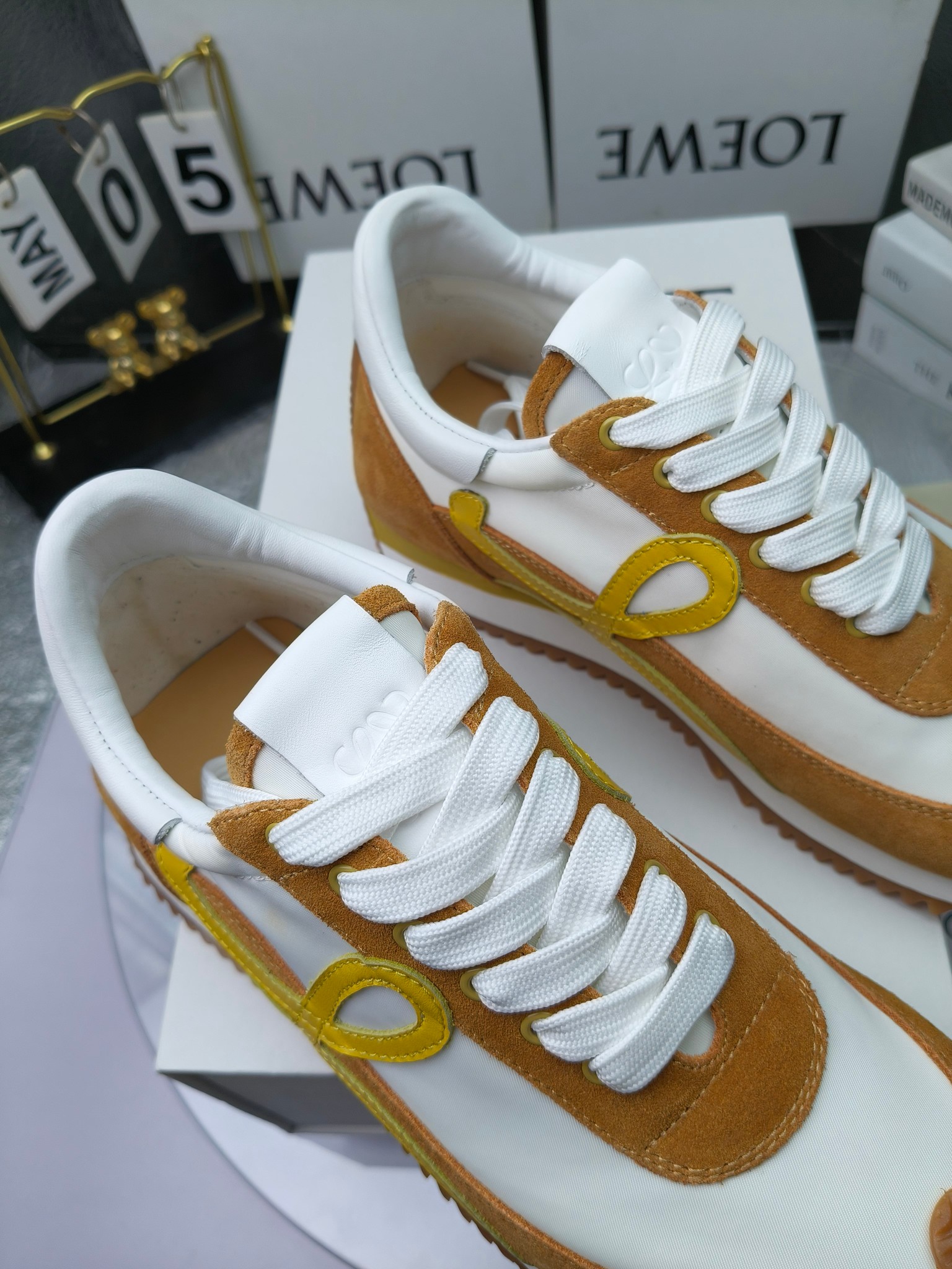 LOEWE
罗意威2023SS新款运动休闲鞋，
出220      套码大小订单私聊
易威阿甘鞋，情侣款德训鞋，运动无止境，设计大胆奢华，时尚工艺与运动精神融合创造出一款完美艺术单品⚠️
太美太好看太好穿太舒服了💕💕鞋子很轻便，逛街暴走零压力，配裙子裤子都非常百搭
国外购原板1：1开发，皮革，绒面，丝绸3种材料拼接撞色，LOEWE标志性草书字样L与鞋身完美融合，
多种颜色的拼接，给人一种强烈的视觉冲击，异常吸睛，鞋身整体线条优美，大底超软耐磨
💚鞋面采用牛反绒➕原版布料
💚舒适羊皮内里、水染牛皮垫脚
💚码数：女码35-42（41.42订做）
                 男码38-46（38.45.46订做）
