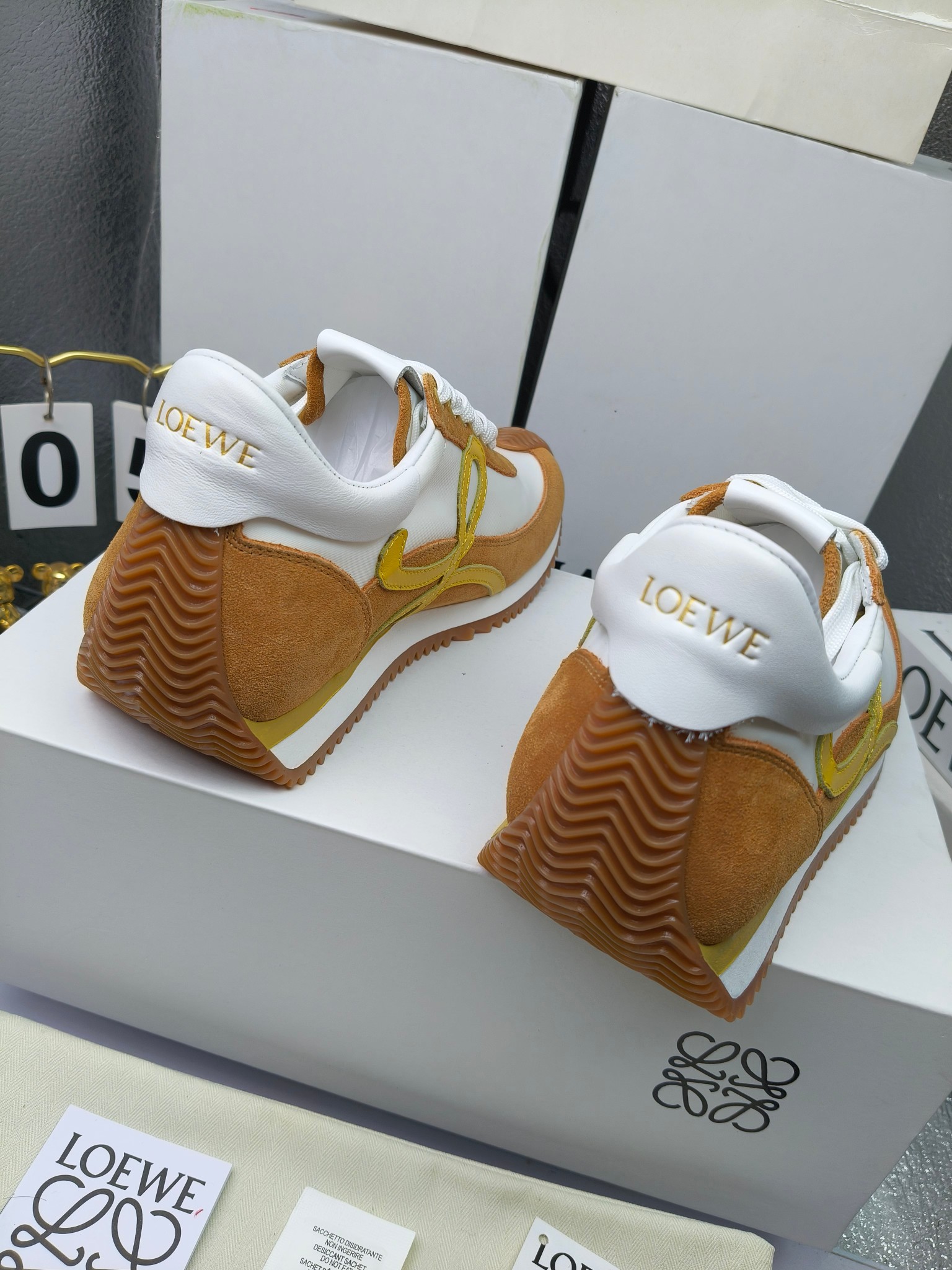 LOEWE
罗意威2023SS新款运动休闲鞋，
出220      套码大小订单私聊
易威阿甘鞋，情侣款德训鞋，运动无止境，设计大胆奢华，时尚工艺与运动精神融合创造出一款完美艺术单品⚠️
太美太好看太好穿太舒服了💕💕鞋子很轻便，逛街暴走零压力，配裙子裤子都非常百搭
国外购原板1：1开发，皮革，绒面，丝绸3种材料拼接撞色，LOEWE标志性草书字样L与鞋身完美融合，
多种颜色的拼接，给人一种强烈的视觉冲击，异常吸睛，鞋身整体线条优美，大底超软耐磨
💚鞋面采用牛反绒➕原版布料
💚舒适羊皮内里、水染牛皮垫脚
💚码数：女码35-42（41.42订做）
                 男码38-46（38.45.46订做）
