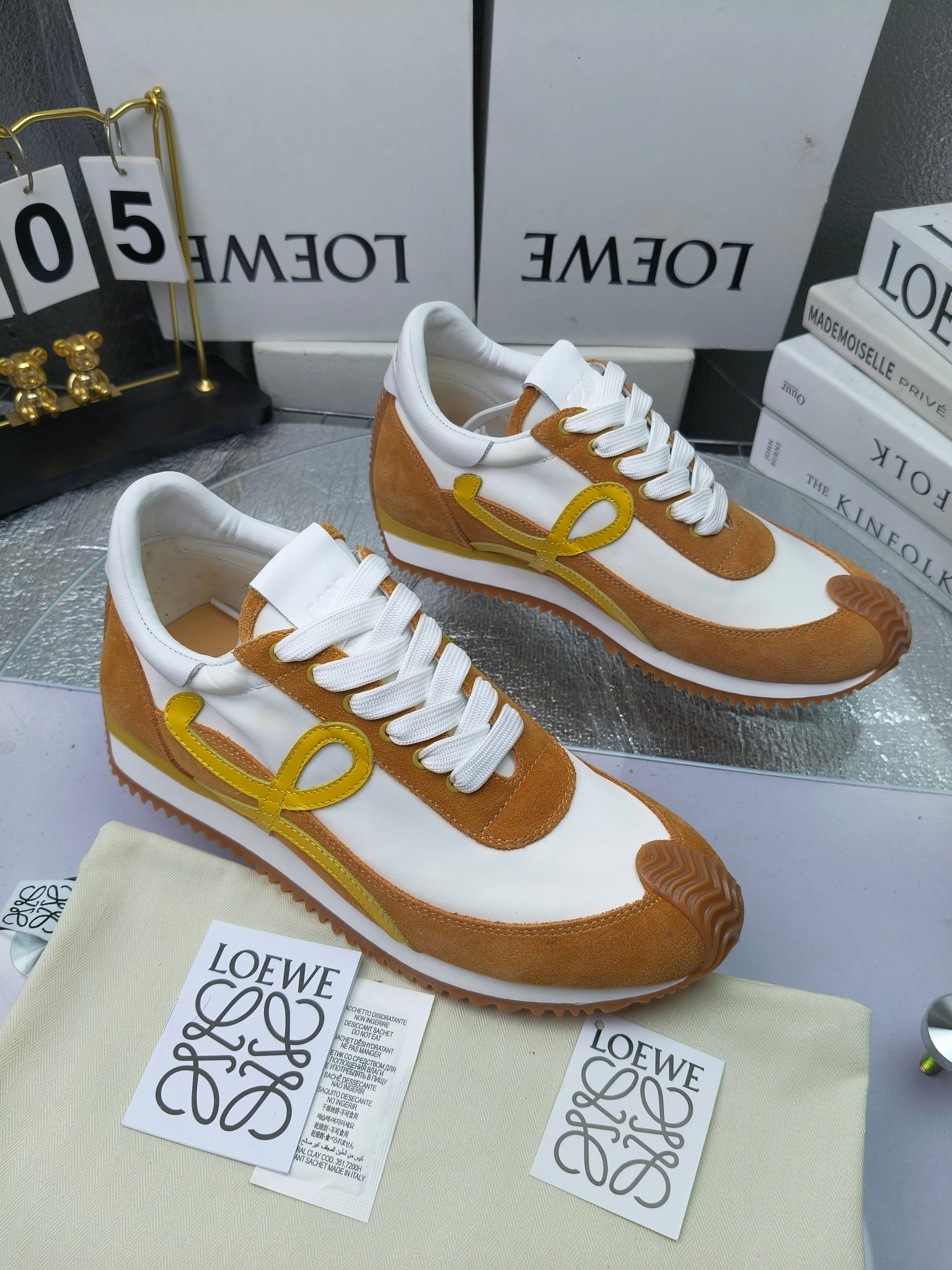 LOEWE
罗意威2023SS新款运动休闲鞋，
出220      套码大小订单私聊
易威阿甘鞋，情侣款德训鞋，运动无止境，设计大胆奢华，时尚工艺与运动精神融合创造出一款完美艺术单品⚠️
太美太好看太好穿太舒服了💕💕鞋子很轻便，逛街暴走零压力，配裙子裤子都非常百搭
国外购原板1：1开发，皮革，绒面，丝绸3种材料拼接撞色，LOEWE标志性草书字样L与鞋身完美融合，
多种颜色的拼接，给人一种强烈的视觉冲击，异常吸睛，鞋身整体线条优美，大底超软耐磨
💚鞋面采用牛反绒➕原版布料
💚舒适羊皮内里、水染牛皮垫脚
💚码数：女码35-42（41.42订做）
                 男码38-46（38.45.46订做）
