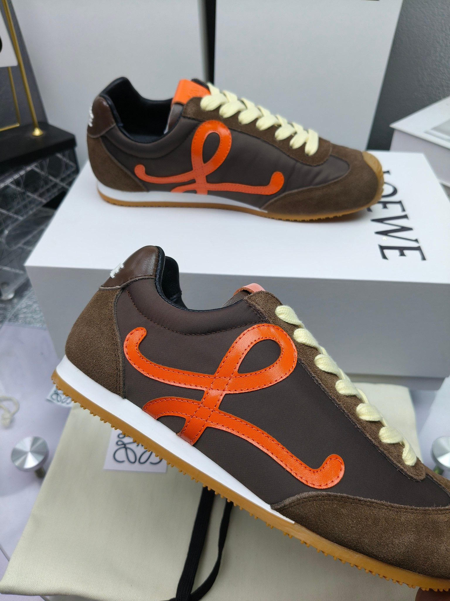 Loewe
（扣子230不带扣子220）
 罗意威 25ss新款巴黎时装 balletrunner 情侣款👫芭蕾运动鞋 阿甘鞋
经典一眼就爱上的！拼接的极简风格真的做到极致！实在太百搭，随便穿搭就可以很高级，很轻便，逛街暴走无压力！
上脚无敌舒适，轻盈无负重感，出街真的爱了！不打脚还有点小增高
鞋面材质：牛皮拼接原版布料 鞋里材质：羊皮 鞋底材质：大底材质：tpu组合底，
后跟logo注塑工艺不易脱落
码数：35-45（女40 .41男38.45.46定做）