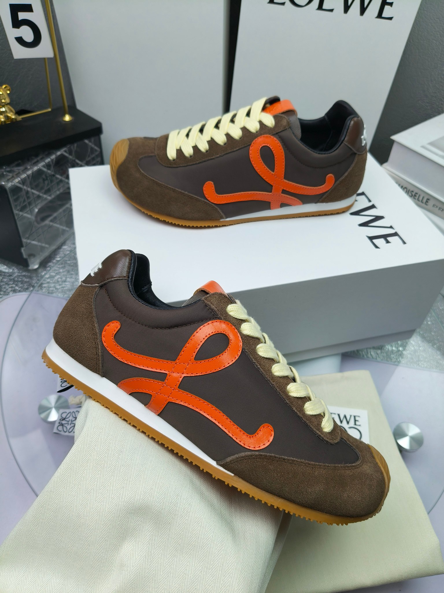 Loewe
（扣子230不带扣子220）
 罗意威 25ss新款巴黎时装 balletrunner 情侣款👫芭蕾运动鞋 阿甘鞋
经典一眼就爱上的！拼接的极简风格真的做到极致！实在太百搭，随便穿搭就可以很高级，很轻便，逛街暴走无压力！
上脚无敌舒适，轻盈无负重感，出街真的爱了！不打脚还有点小增高
鞋面材质：牛皮拼接原版布料 鞋里材质：羊皮 鞋底材质：大底材质：tpu组合底，
后跟logo注塑工艺不易脱落
码数：35-45（女40 .41男38.45.46定做）