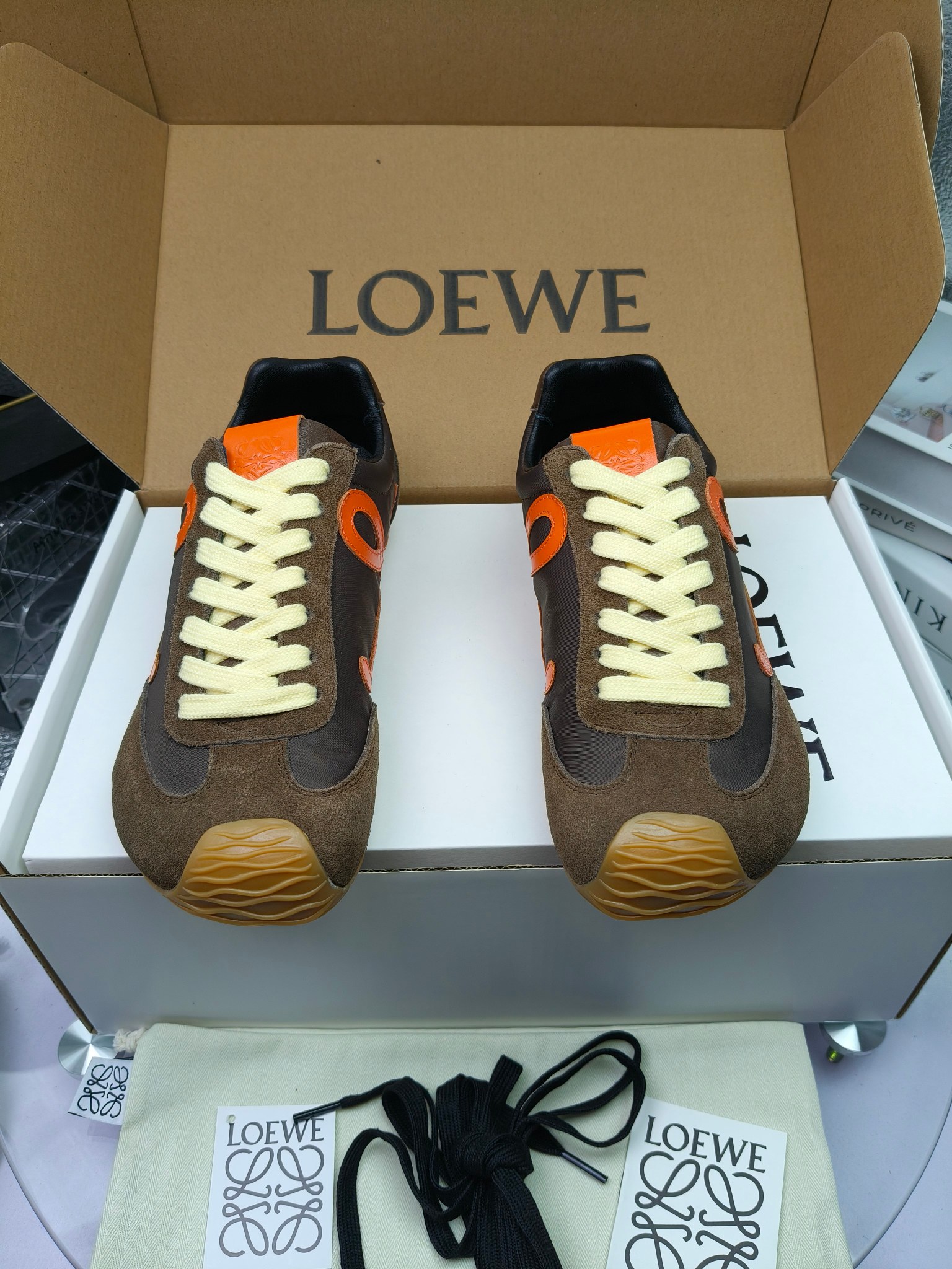 Loewe
（扣子230不带扣子220）
 罗意威 25ss新款巴黎时装 balletrunner 情侣款👫芭蕾运动鞋 阿甘鞋
经典一眼就爱上的！拼接的极简风格真的做到极致！实在太百搭，随便穿搭就可以很高级，很轻便，逛街暴走无压力！
上脚无敌舒适，轻盈无负重感，出街真的爱了！不打脚还有点小增高
鞋面材质：牛皮拼接原版布料 鞋里材质：羊皮 鞋底材质：大底材质：tpu组合底，
后跟logo注塑工艺不易脱落
码数：35-45（女40 .41男38.45.46定做）