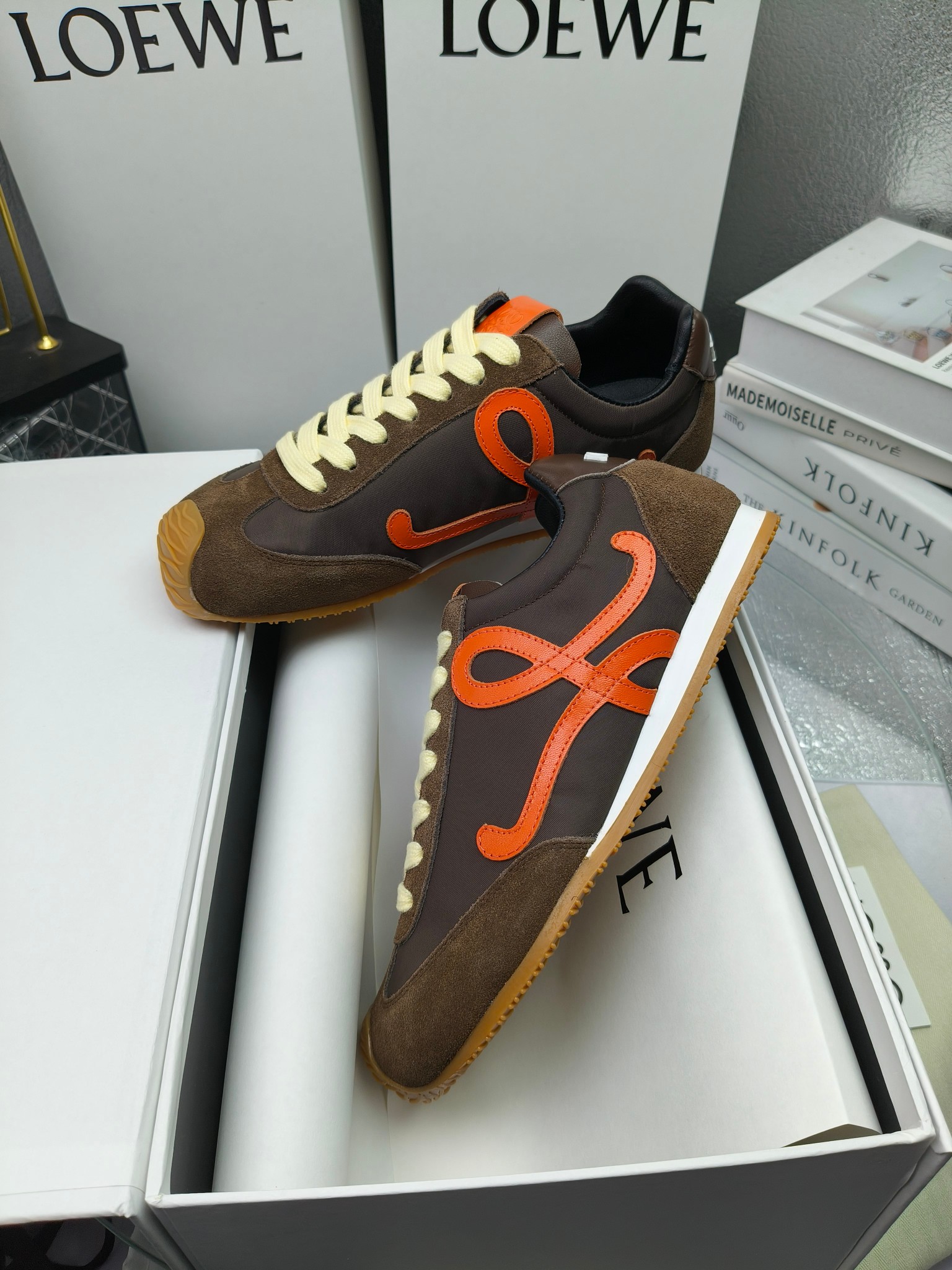 Loewe
（扣子230不带扣子220）
 罗意威 25ss新款巴黎时装 balletrunner 情侣款👫芭蕾运动鞋 阿甘鞋
经典一眼就爱上的！拼接的极简风格真的做到极致！实在太百搭，随便穿搭就可以很高级，很轻便，逛街暴走无压力！
上脚无敌舒适，轻盈无负重感，出街真的爱了！不打脚还有点小增高
鞋面材质：牛皮拼接原版布料 鞋里材质：羊皮 鞋底材质：大底材质：tpu组合底，
后跟logo注塑工艺不易脱落
码数：35-45（女40 .41男38.45.46定做）