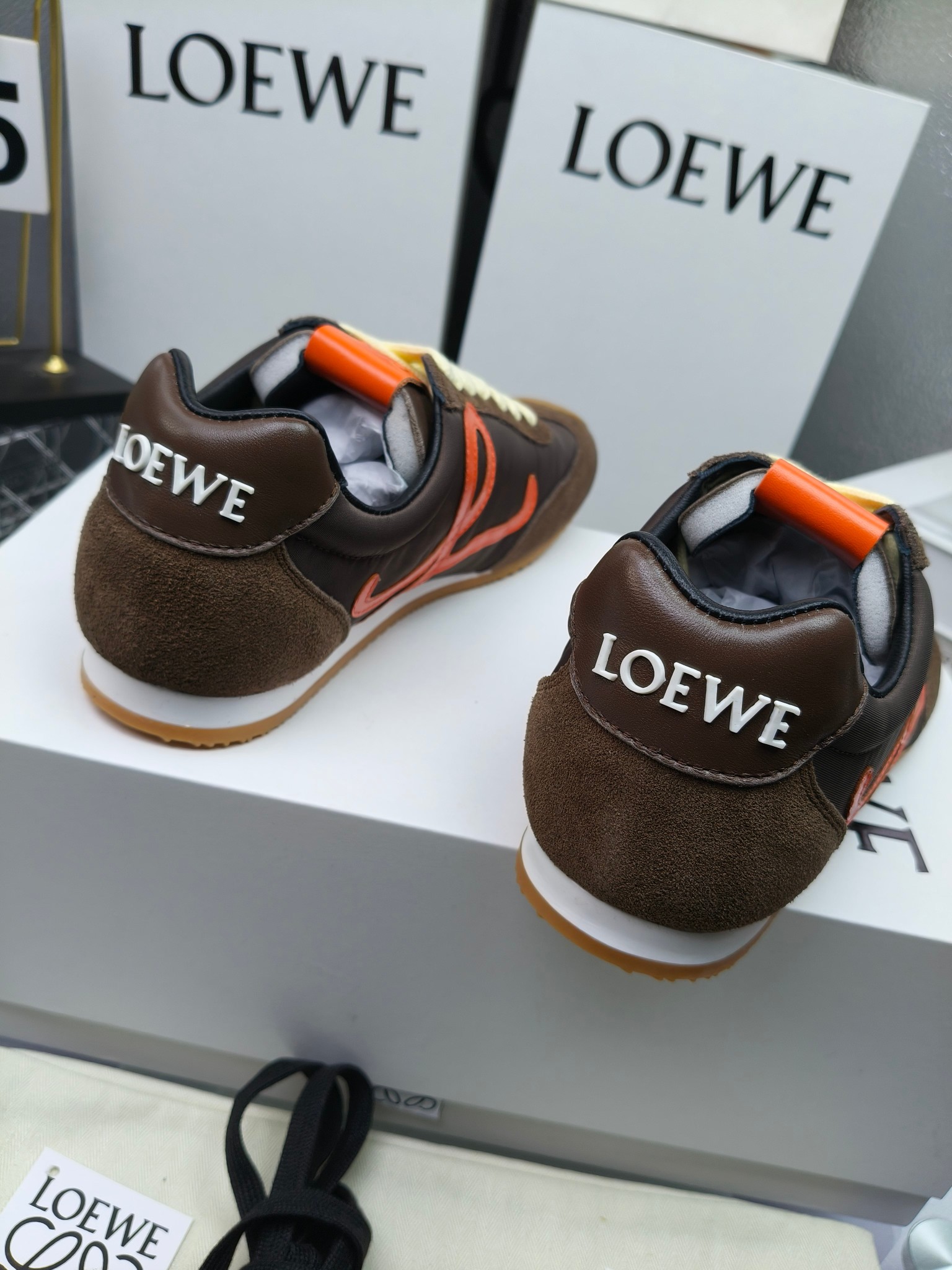 Loewe
（扣子230不带扣子220）
 罗意威 25ss新款巴黎时装 balletrunner 情侣款👫芭蕾运动鞋 阿甘鞋
经典一眼就爱上的！拼接的极简风格真的做到极致！实在太百搭，随便穿搭就可以很高级，很轻便，逛街暴走无压力！
上脚无敌舒适，轻盈无负重感，出街真的爱了！不打脚还有点小增高
鞋面材质：牛皮拼接原版布料 鞋里材质：羊皮 鞋底材质：大底材质：tpu组合底，
后跟logo注塑工艺不易脱落
码数：35-45（女40 .41男38.45.46定做）