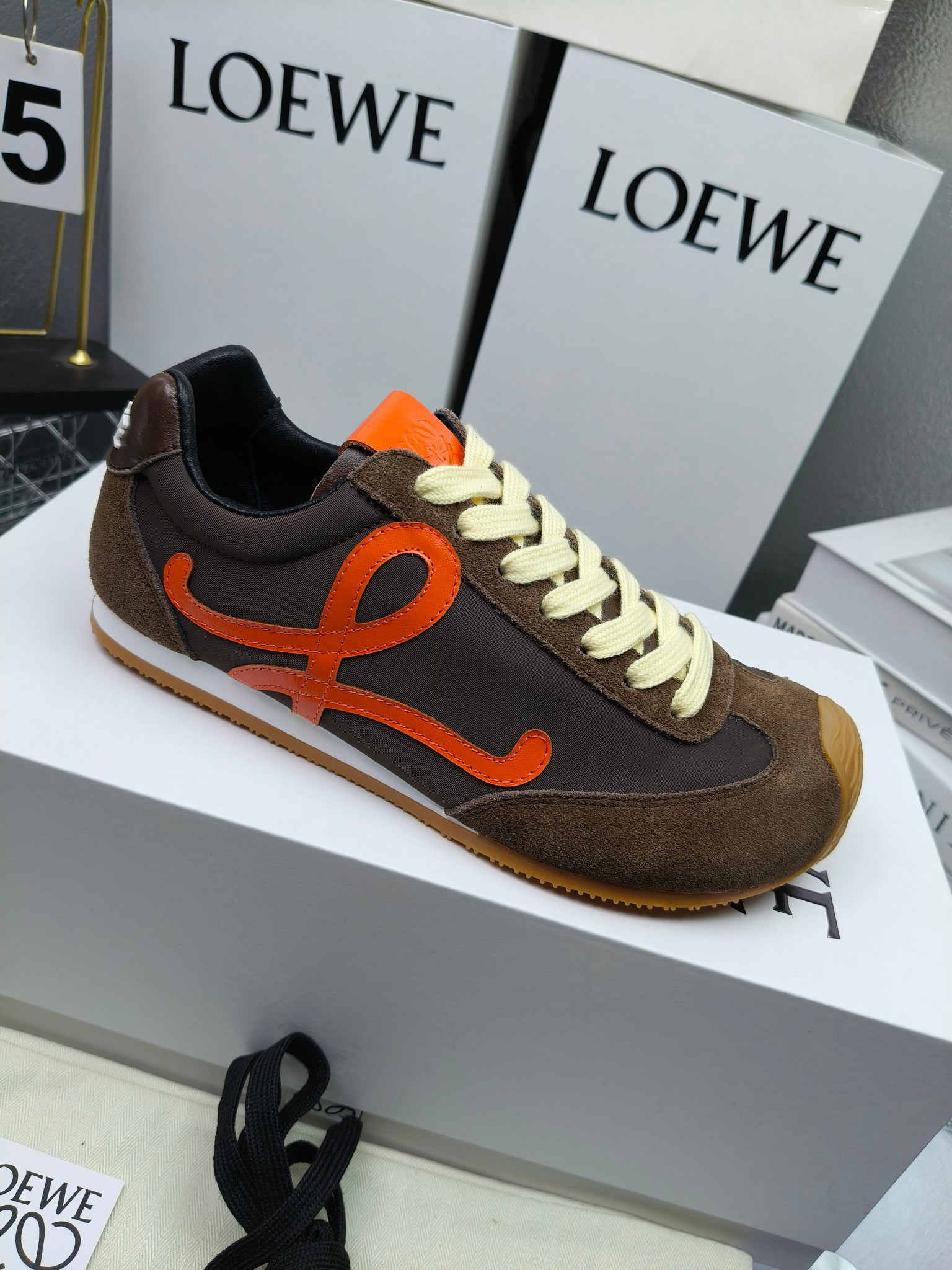 Loewe
（扣子230不带扣子220）
 罗意威 25ss新款巴黎时装 balletrunner 情侣款👫芭蕾运动鞋 阿甘鞋
经典一眼就爱上的！拼接的极简风格真的做到极致！实在太百搭，随便穿搭就可以很高级，很轻便，逛街暴走无压力！
上脚无敌舒适，轻盈无负重感，出街真的爱了！不打脚还有点小增高
鞋面材质：牛皮拼接原版布料 鞋里材质：羊皮 鞋底材质：大底材质：tpu组合底，
后跟logo注塑工艺不易脱落
码数：35-45（女40 .41男38.45.46定做）