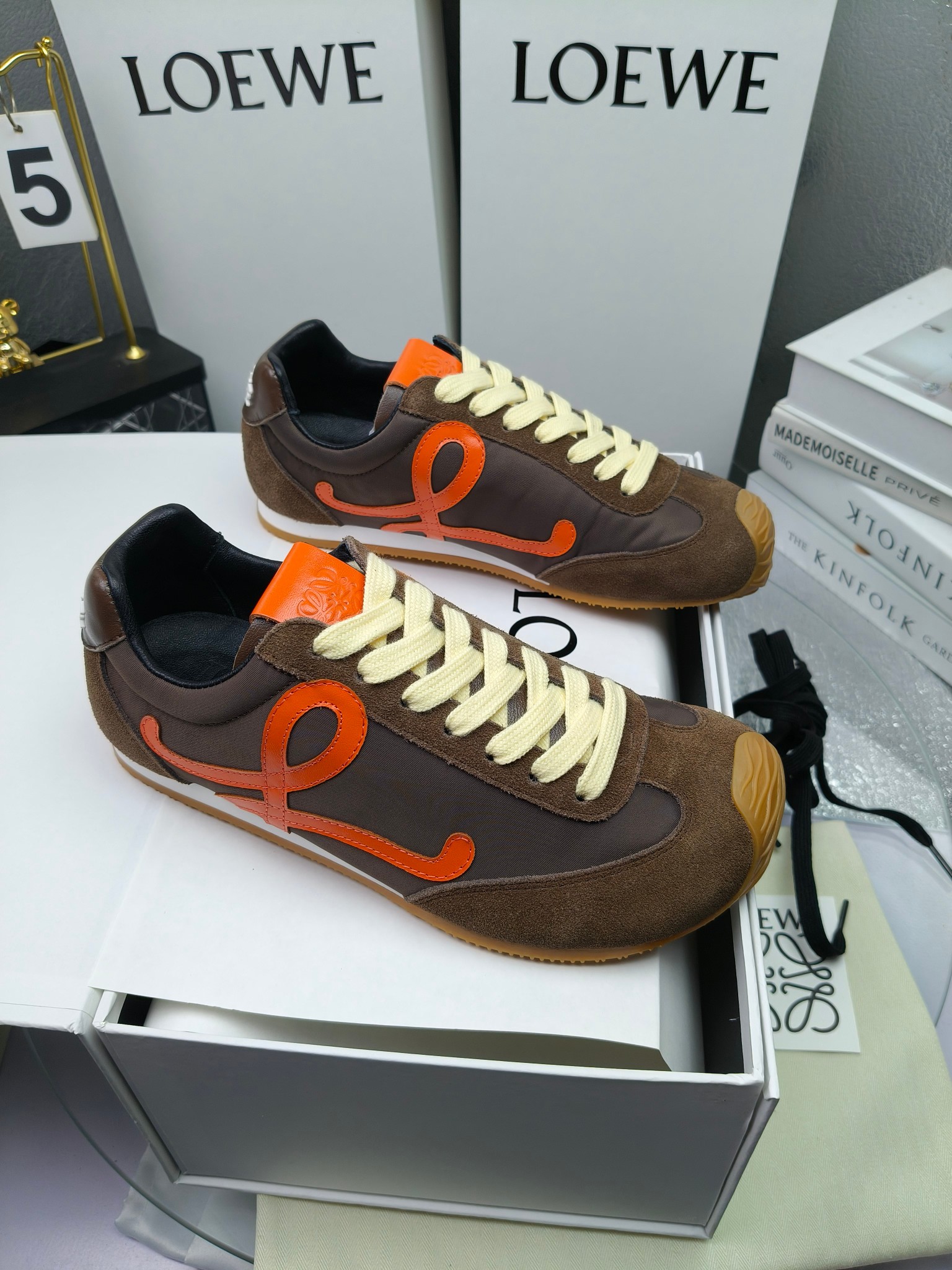 Loewe
（扣子230不带扣子220）
 罗意威 25ss新款巴黎时装 balletrunner 情侣款👫芭蕾运动鞋 阿甘鞋
经典一眼就爱上的！拼接的极简风格真的做到极致！实在太百搭，随便穿搭就可以很高级，很轻便，逛街暴走无压力！
上脚无敌舒适，轻盈无负重感，出街真的爱了！不打脚还有点小增高
鞋面材质：牛皮拼接原版布料 鞋里材质：羊皮 鞋底材质：大底材质：tpu组合底，
后跟logo注塑工艺不易脱落
码数：35-45（女40 .41男38.45.46定做）