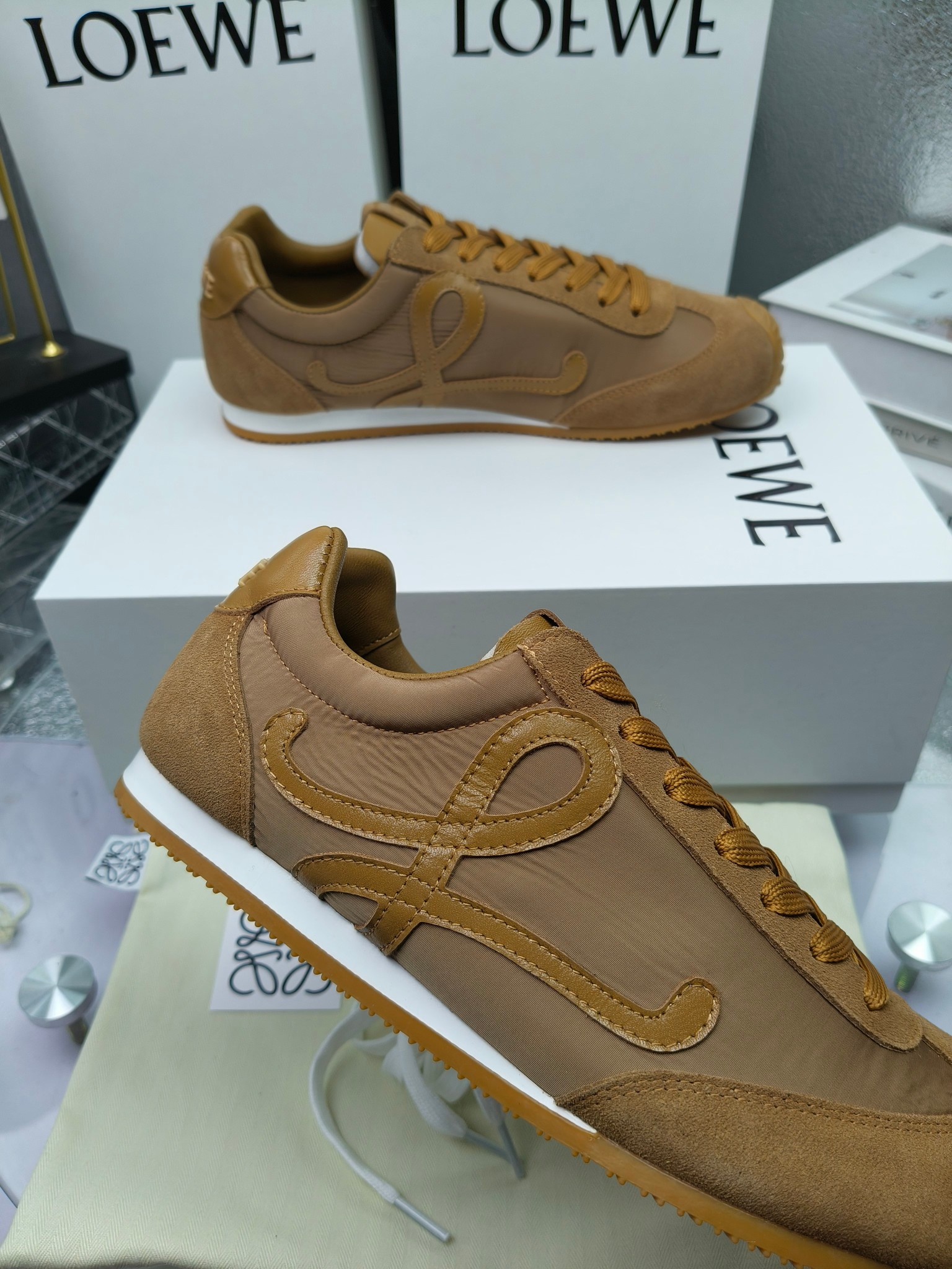 Loewe
（扣子230不带扣子220）
 罗意威 25ss新款巴黎时装 balletrunner 情侣款👫芭蕾运动鞋 阿甘鞋
经典一眼就爱上的！拼接的极简风格真的做到极致！实在太百搭，随便穿搭就可以很高级，很轻便，逛街暴走无压力！
上脚无敌舒适，轻盈无负重感，出街真的爱了！不打脚还有点小增高
鞋面材质：牛皮拼接原版布料 鞋里材质：羊皮 鞋底材质：大底材质：tpu组合底，
后跟logo注塑工艺不易脱落
码数：35-45（女40 .41男38.45.46定做）