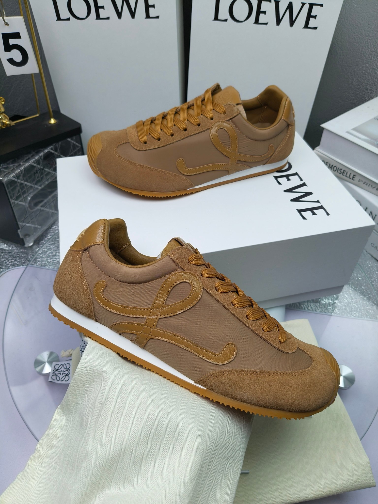 Loewe
（扣子230不带扣子220）
 罗意威 25ss新款巴黎时装 balletrunner 情侣款👫芭蕾运动鞋 阿甘鞋
经典一眼就爱上的！拼接的极简风格真的做到极致！实在太百搭，随便穿搭就可以很高级，很轻便，逛街暴走无压力！
上脚无敌舒适，轻盈无负重感，出街真的爱了！不打脚还有点小增高
鞋面材质：牛皮拼接原版布料 鞋里材质：羊皮 鞋底材质：大底材质：tpu组合底，
后跟logo注塑工艺不易脱落
码数：35-45（女40 .41男38.45.46定做）