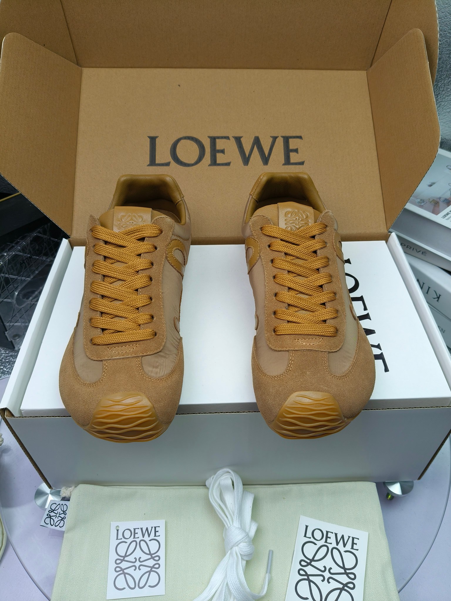 Loewe
（扣子230不带扣子220）
 罗意威 25ss新款巴黎时装 balletrunner 情侣款👫芭蕾运动鞋 阿甘鞋
经典一眼就爱上的！拼接的极简风格真的做到极致！实在太百搭，随便穿搭就可以很高级，很轻便，逛街暴走无压力！
上脚无敌舒适，轻盈无负重感，出街真的爱了！不打脚还有点小增高
鞋面材质：牛皮拼接原版布料 鞋里材质：羊皮 鞋底材质：大底材质：tpu组合底，
后跟logo注塑工艺不易脱落
码数：35-45（女40 .41男38.45.46定做）