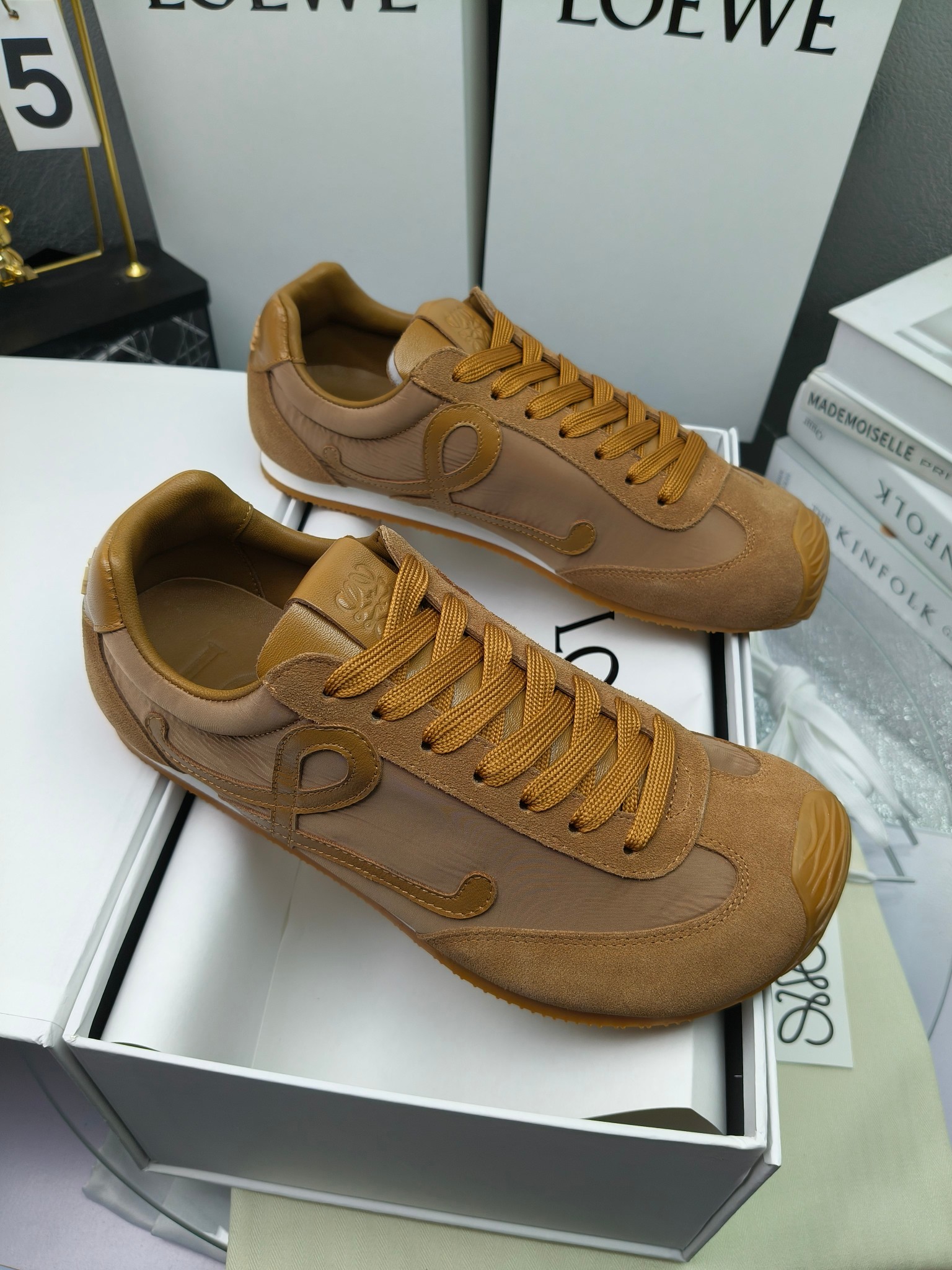 Loewe
（扣子230不带扣子220）
 罗意威 25ss新款巴黎时装 balletrunner 情侣款👫芭蕾运动鞋 阿甘鞋
经典一眼就爱上的！拼接的极简风格真的做到极致！实在太百搭，随便穿搭就可以很高级，很轻便，逛街暴走无压力！
上脚无敌舒适，轻盈无负重感，出街真的爱了！不打脚还有点小增高
鞋面材质：牛皮拼接原版布料 鞋里材质：羊皮 鞋底材质：大底材质：tpu组合底，
后跟logo注塑工艺不易脱落
码数：35-45（女40 .41男38.45.46定做）