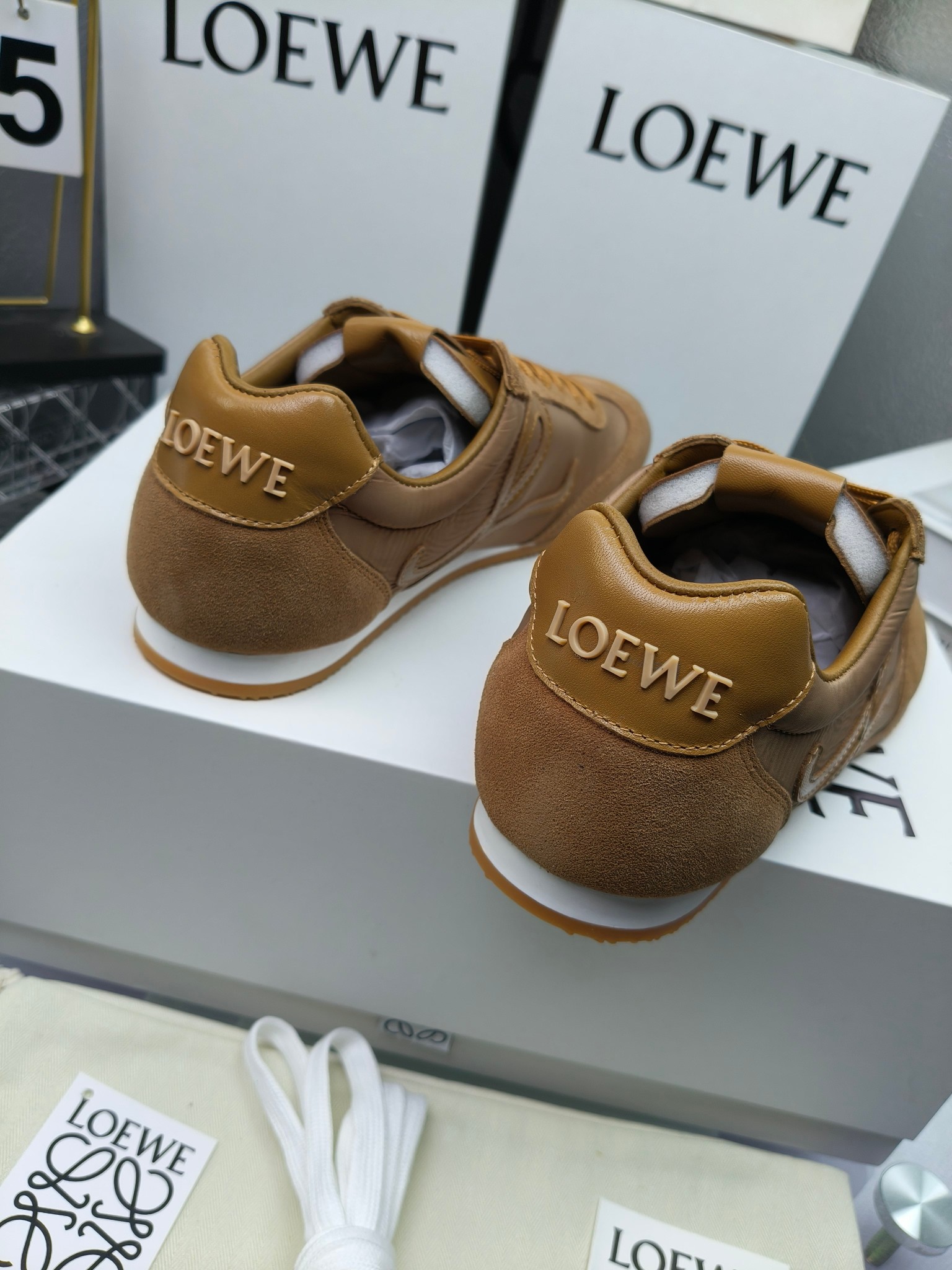 Loewe
（扣子230不带扣子220）
 罗意威 25ss新款巴黎时装 balletrunner 情侣款👫芭蕾运动鞋 阿甘鞋
经典一眼就爱上的！拼接的极简风格真的做到极致！实在太百搭，随便穿搭就可以很高级，很轻便，逛街暴走无压力！
上脚无敌舒适，轻盈无负重感，出街真的爱了！不打脚还有点小增高
鞋面材质：牛皮拼接原版布料 鞋里材质：羊皮 鞋底材质：大底材质：tpu组合底，
后跟logo注塑工艺不易脱落
码数：35-45（女40 .41男38.45.46定做）