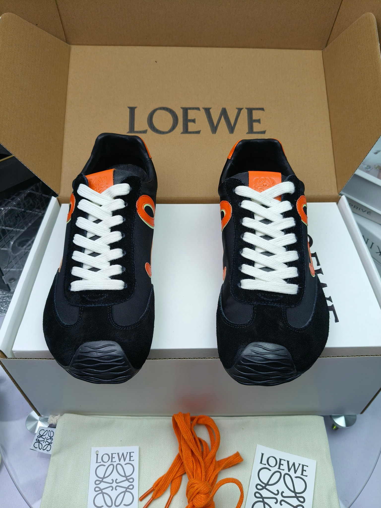 Loewe
（扣子加10不带扣子230）
 罗意威 25ss新款巴黎时装 balletrunner 情侣款👫芭蕾运动鞋 阿甘鞋
经典一眼就爱上的！拼接的极简风格真的做到极致！实在太百搭，随便穿搭就可以很高级，很轻便，逛街暴走无压力！
上脚无敌舒适，轻盈无负重感，出街真的爱了！不打脚还有点小增高
鞋面材质：牛皮拼接原版布料 鞋里材质：羊皮 鞋底材质：大底材质：tpu组合底，
后跟logo注塑工艺不易脱落
码数：35-45（女40 .41男38.45.46定做）