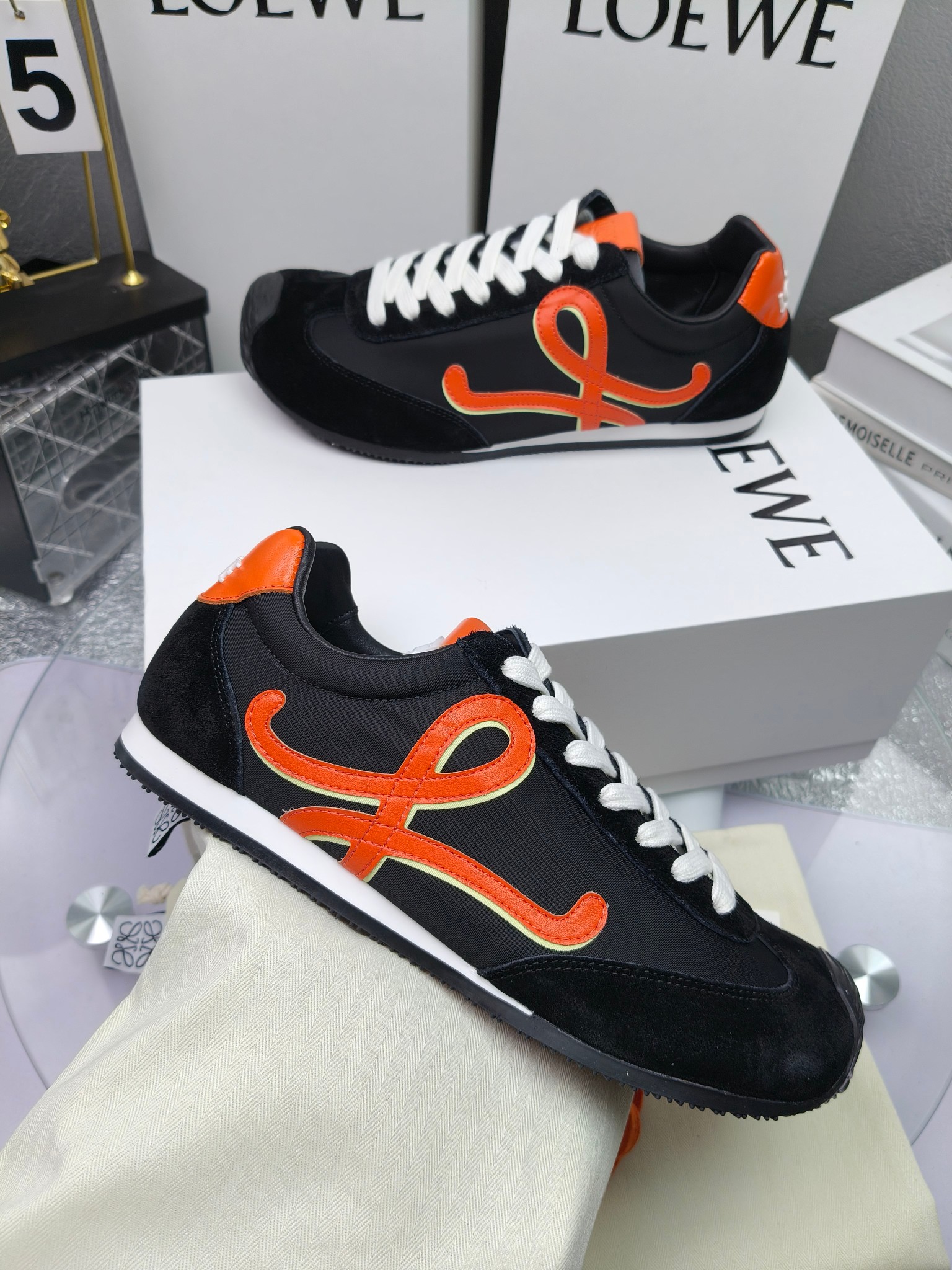 Loewe
（扣子加10不带扣子230）
 罗意威 25ss新款巴黎时装 balletrunner 情侣款👫芭蕾运动鞋 阿甘鞋
经典一眼就爱上的！拼接的极简风格真的做到极致！实在太百搭，随便穿搭就可以很高级，很轻便，逛街暴走无压力！
上脚无敌舒适，轻盈无负重感，出街真的爱了！不打脚还有点小增高
鞋面材质：牛皮拼接原版布料 鞋里材质：羊皮 鞋底材质：大底材质：tpu组合底，
后跟logo注塑工艺不易脱落
码数：35-45（女40 .41男38.45.46定做）