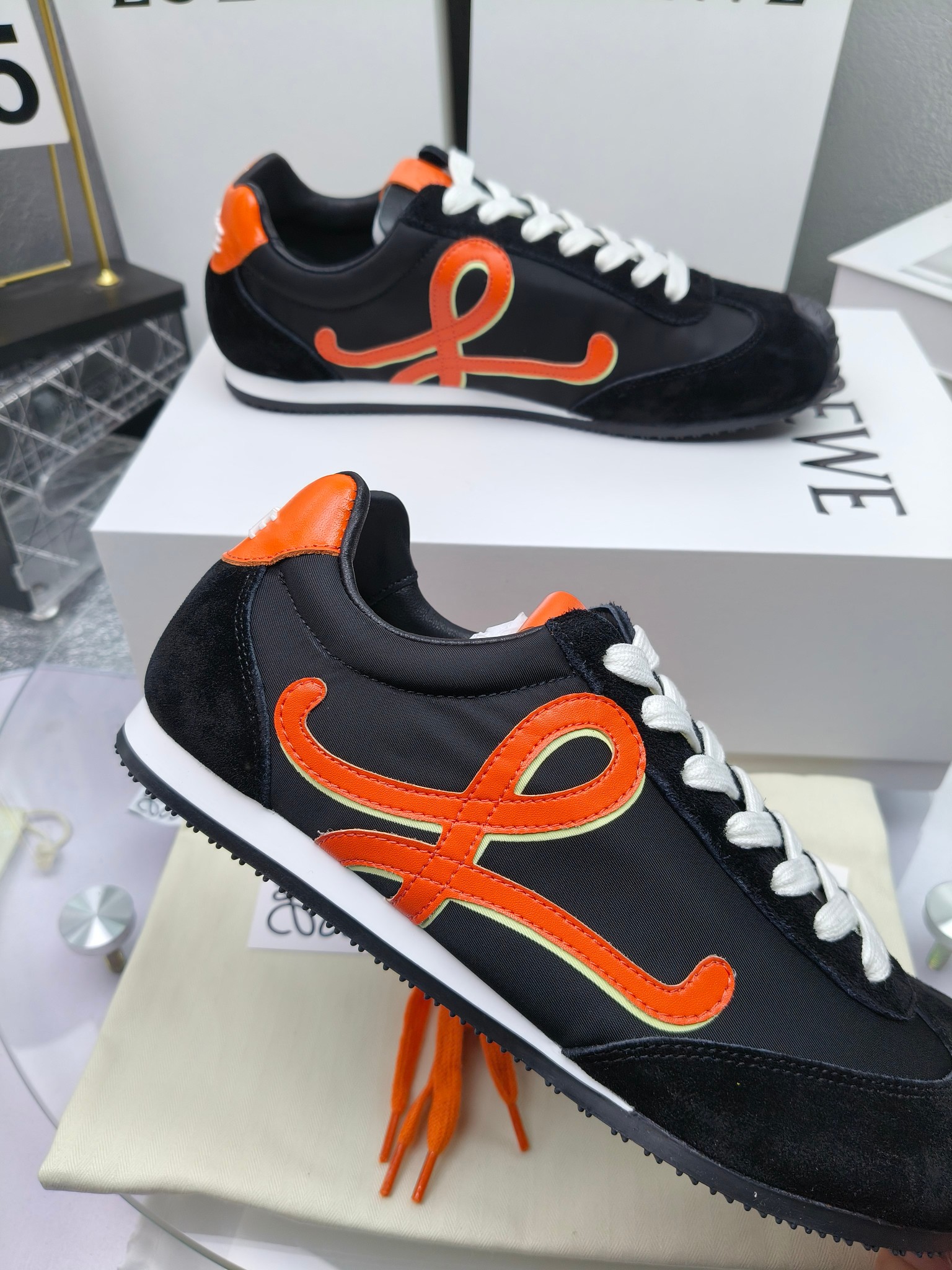 Loewe
（扣子加10不带扣子230）
 罗意威 25ss新款巴黎时装 balletrunner 情侣款👫芭蕾运动鞋 阿甘鞋
经典一眼就爱上的！拼接的极简风格真的做到极致！实在太百搭，随便穿搭就可以很高级，很轻便，逛街暴走无压力！
上脚无敌舒适，轻盈无负重感，出街真的爱了！不打脚还有点小增高
鞋面材质：牛皮拼接原版布料 鞋里材质：羊皮 鞋底材质：大底材质：tpu组合底，
后跟logo注塑工艺不易脱落
码数：35-45（女40 .41男38.45.46定做）