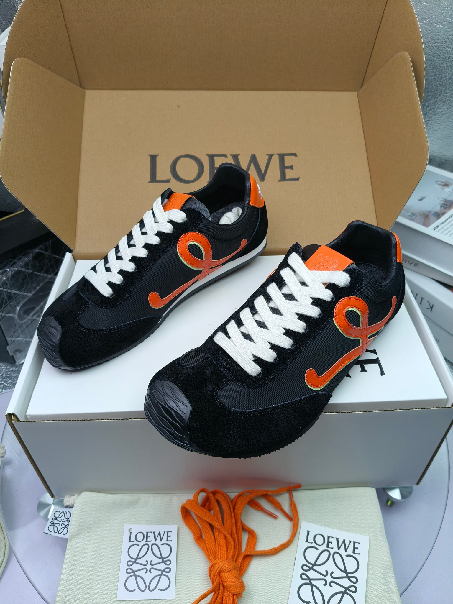 Loewe
（扣子加10不带扣子230）
 罗意威 25ss新款巴黎时装 balletrunner 情侣款👫芭蕾运动鞋 阿甘鞋
经典一眼就爱上的！拼接的极简风格真的做到极致！实在太百搭，随便穿搭就可以很高级，很轻便，逛街暴走无压力！
上脚无敌舒适，轻盈无负重感，出街真的爱了！不打脚还有点小增高
鞋面材质：牛皮拼接原版布料 鞋里材质：羊皮 鞋底材质：大底材质：tpu组合底，
后跟logo注塑工艺不易脱落
码数：35-45（女40 .41男38.45.46定做）